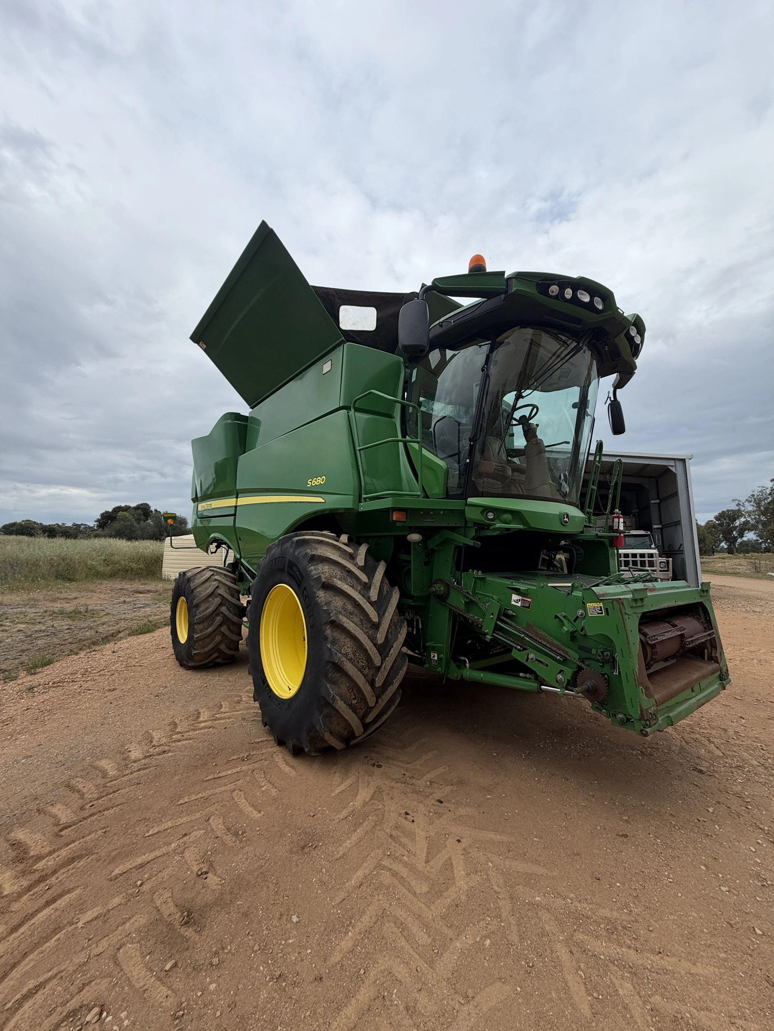 John Deere S680 Combine + 640D + Comb Trailer.