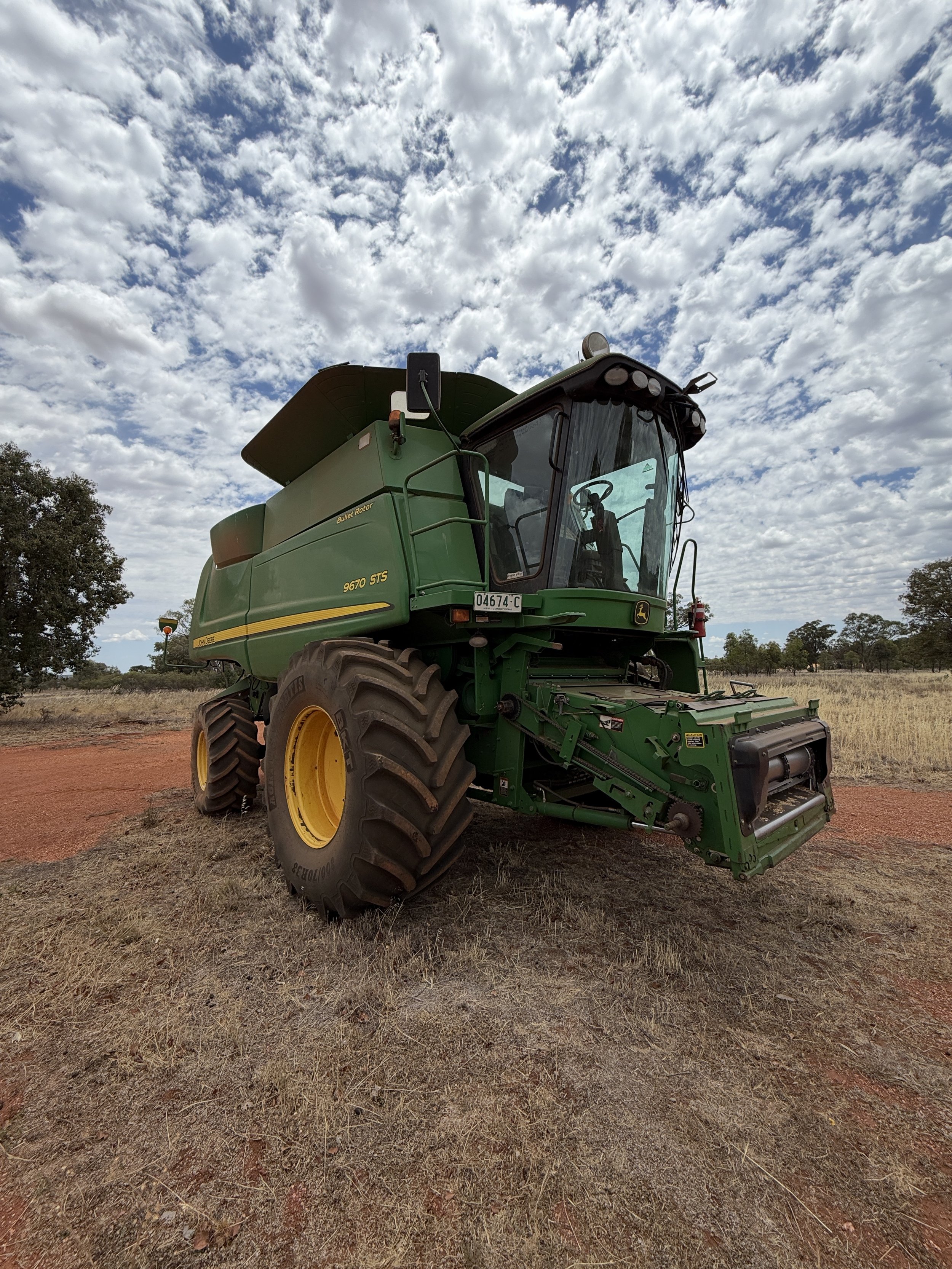 John Deere 9670STS Combine with 640D + Trailer.