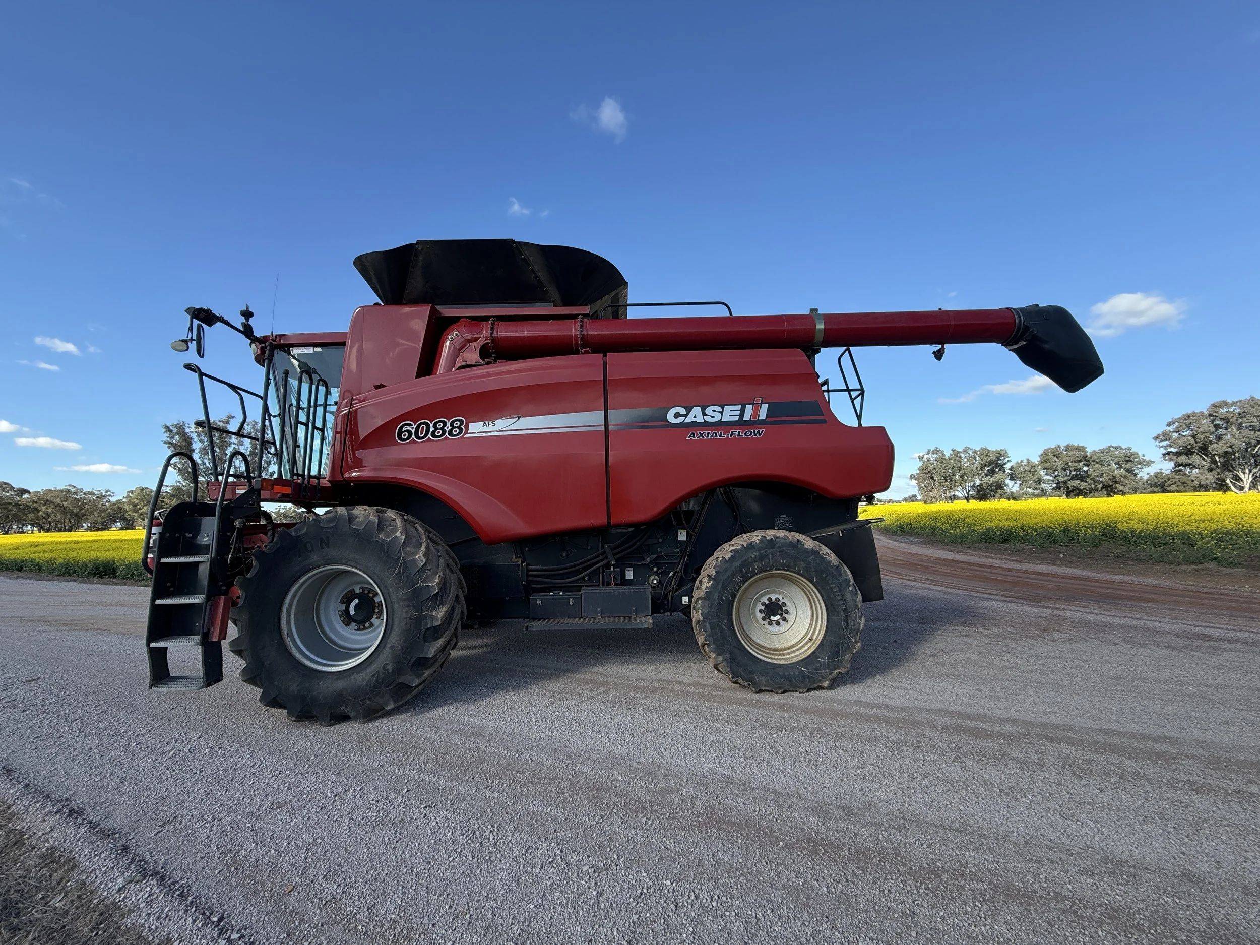 Case 6088 Combine with 2152 35Ft Front with Trailer image 9