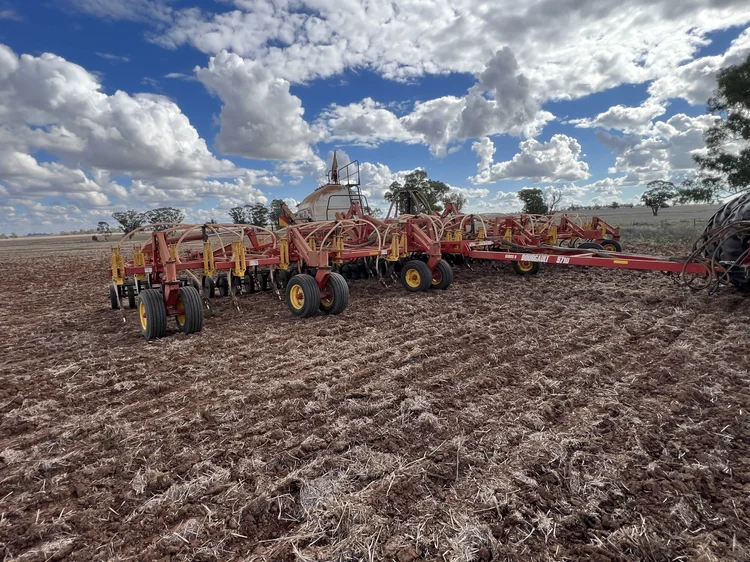 Bourgault 5710 Air Hoe Drill + 6350 Air Cart for sale at Midstate Machinery Brokers