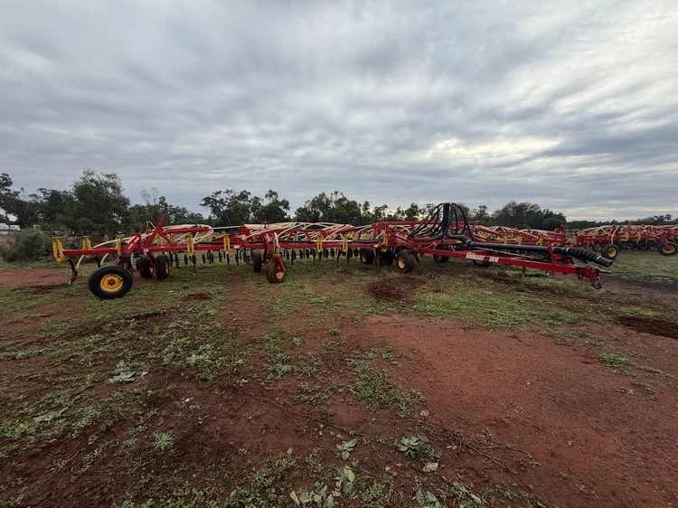 Bourgault 8910 Air Seeder Bar for sale at Midstate Machinery Brokers