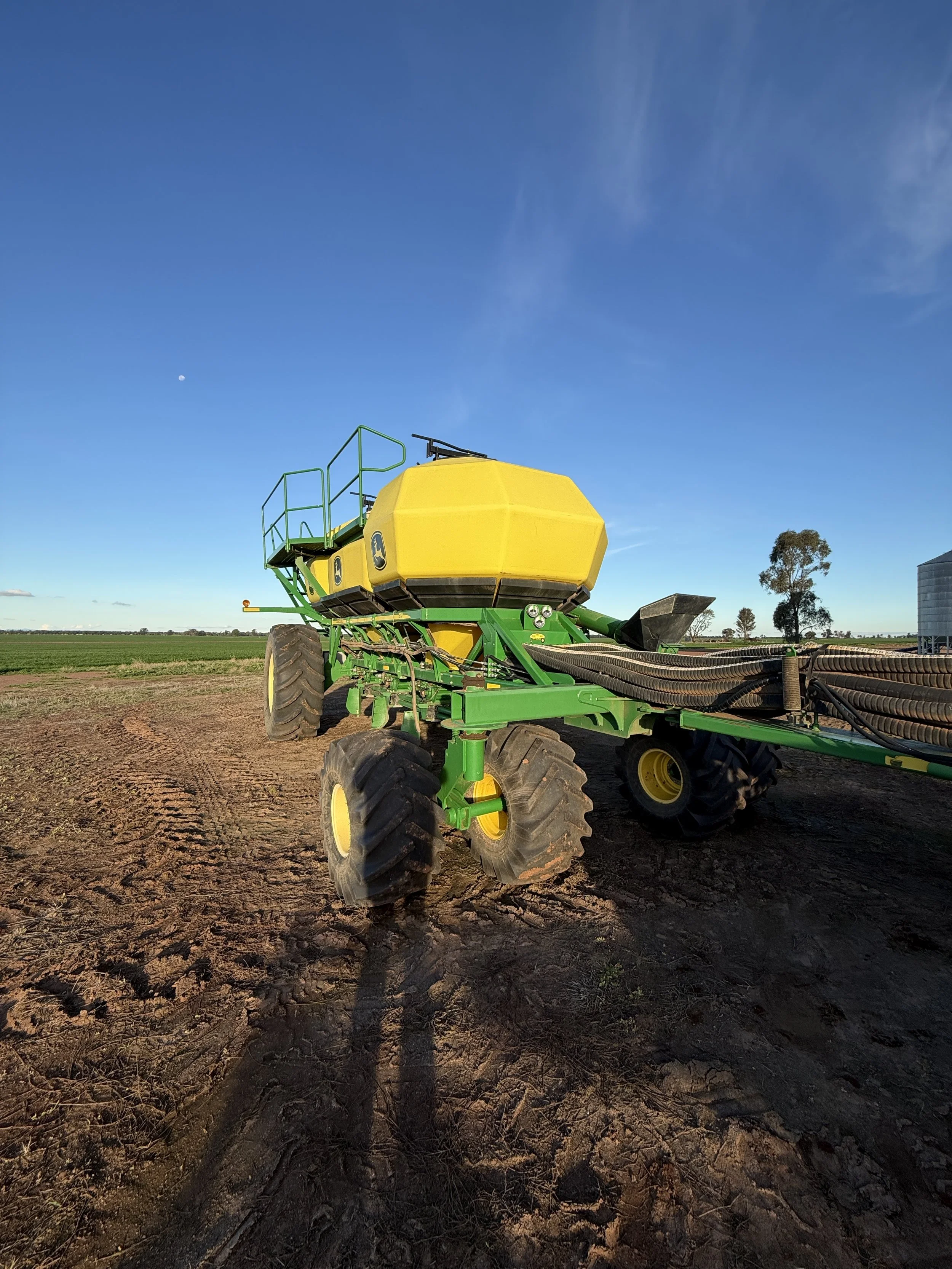 John Deere 1910 550 Bushel Air Cart image 2