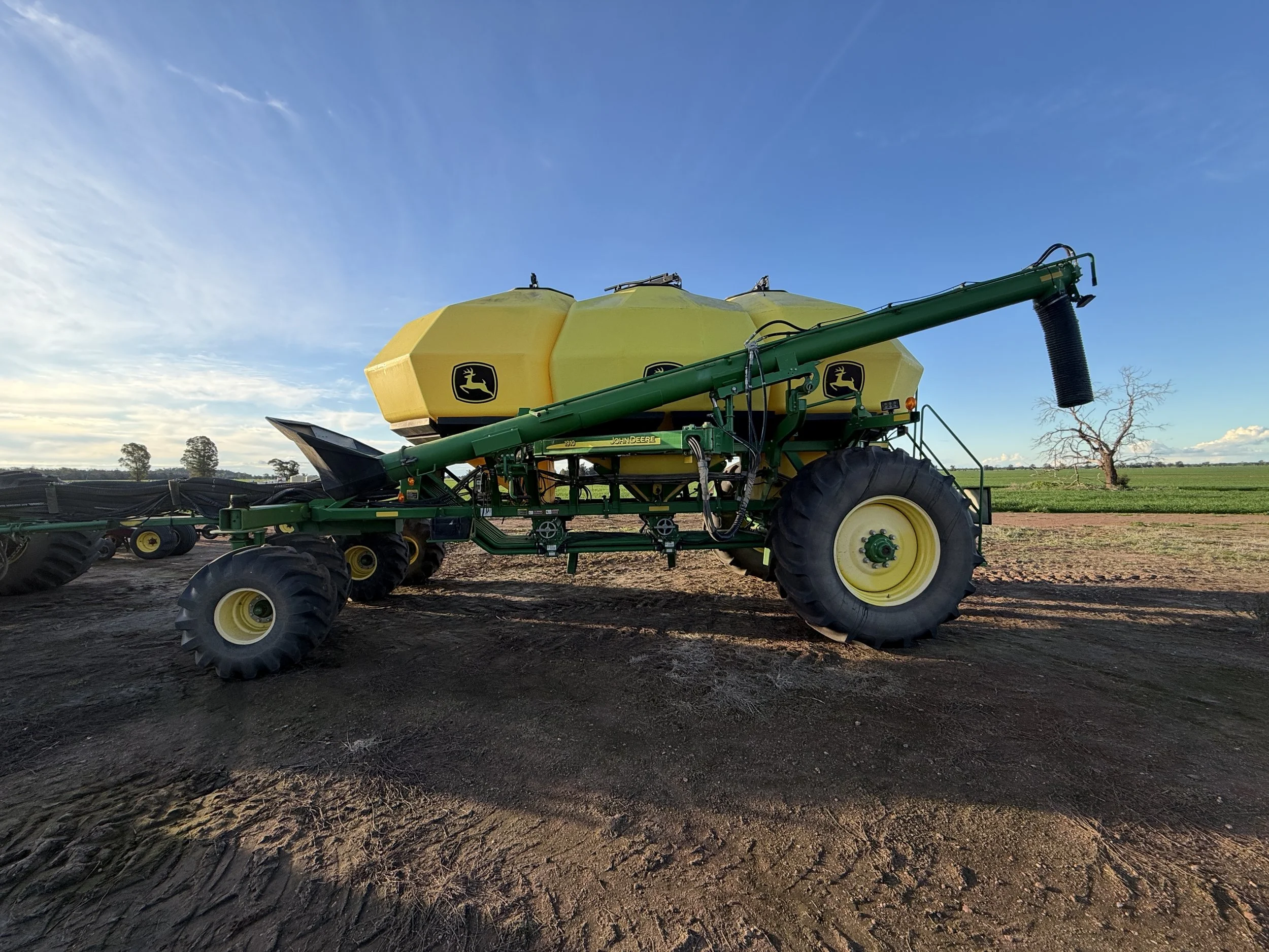 John Deere 1910 550 Bushel Air Cart image 7