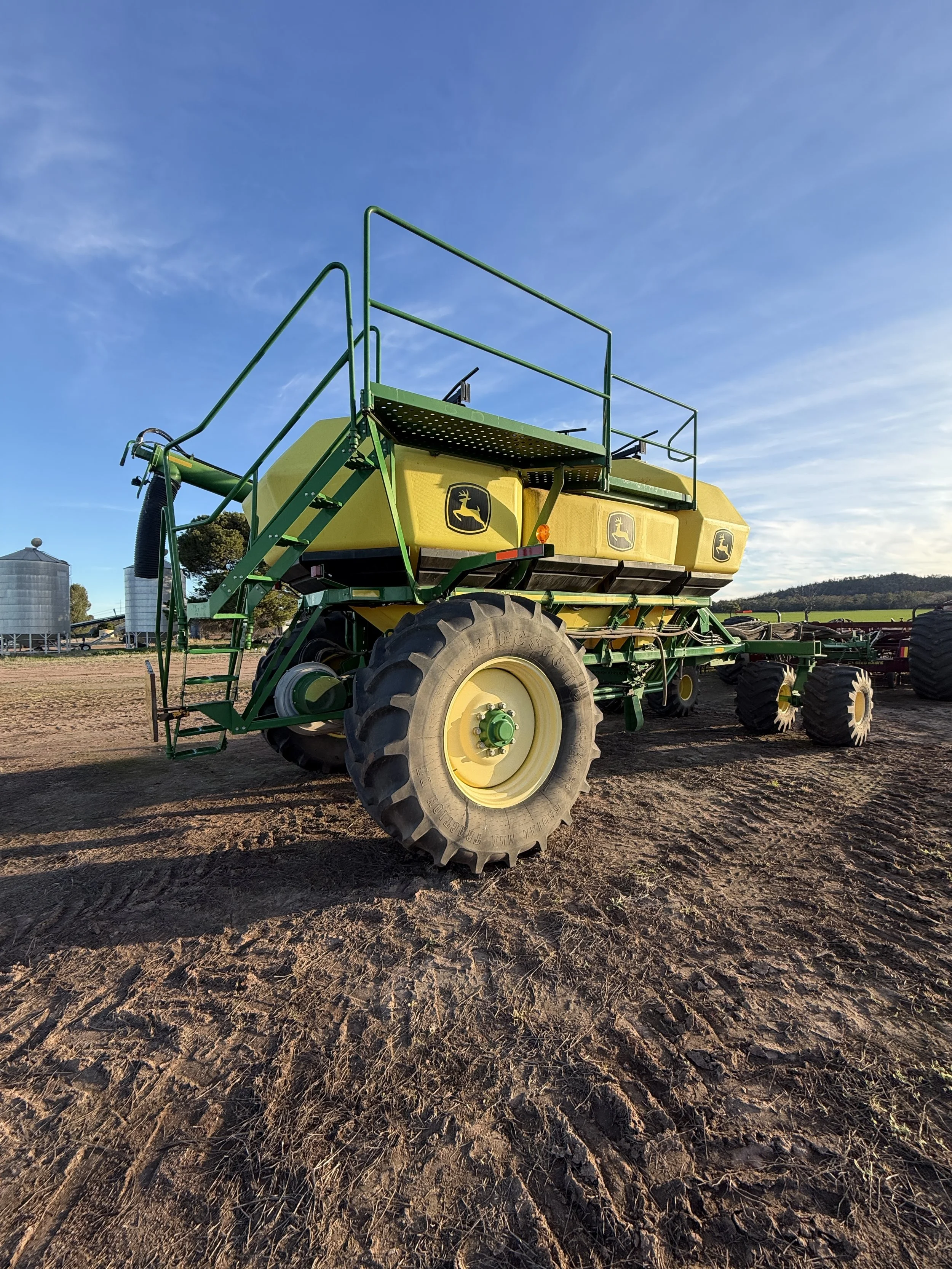 John Deere 1910 550 Bushel Air Cart image 4