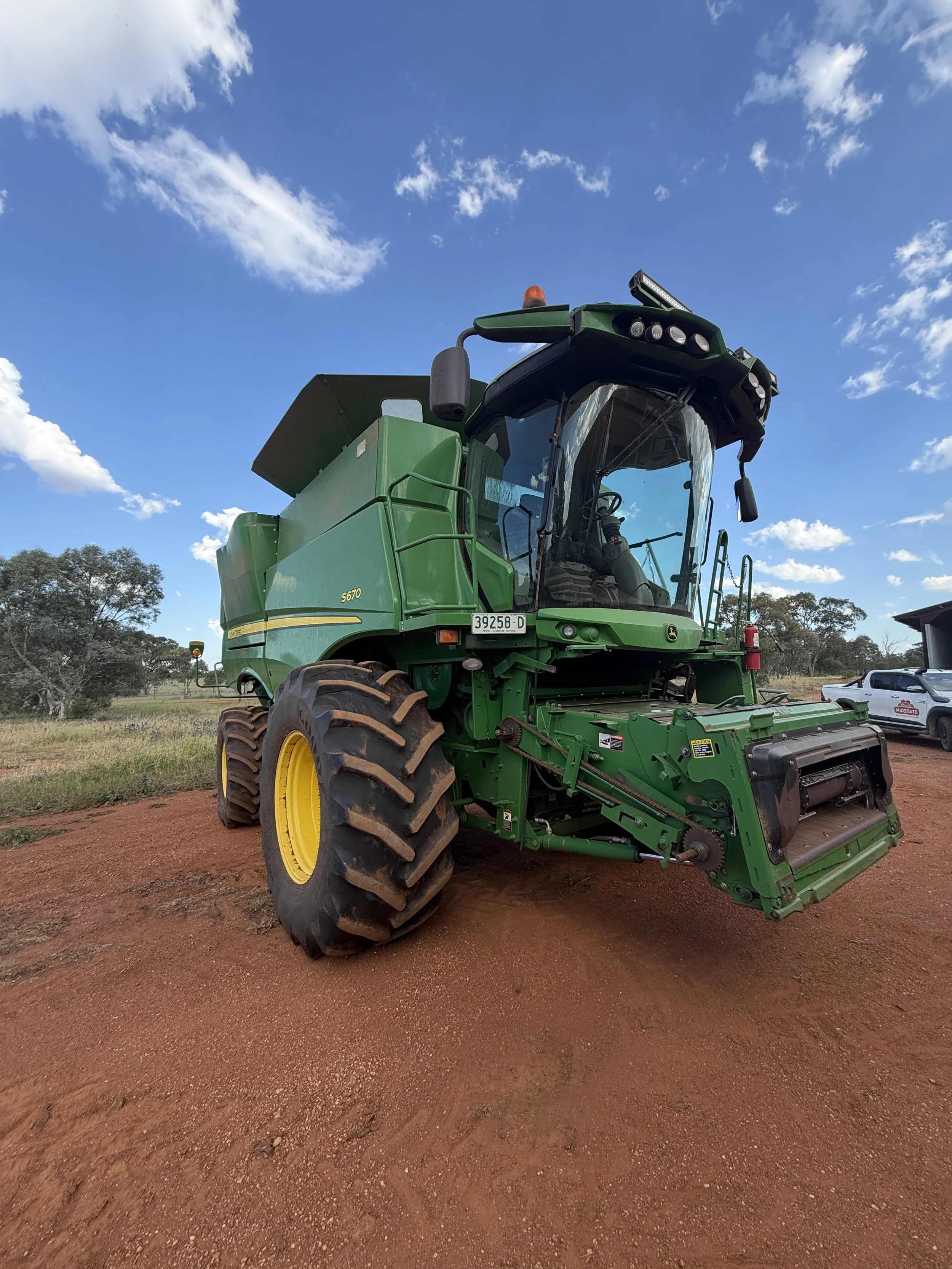 John Deere S670 Combine + 640D Front and Trailer.