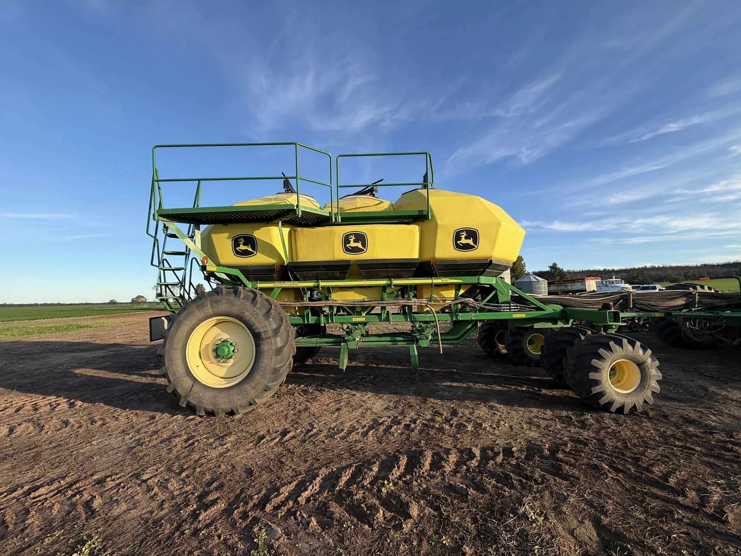 John Deere 1910 550 Bushel Air Cart image 3