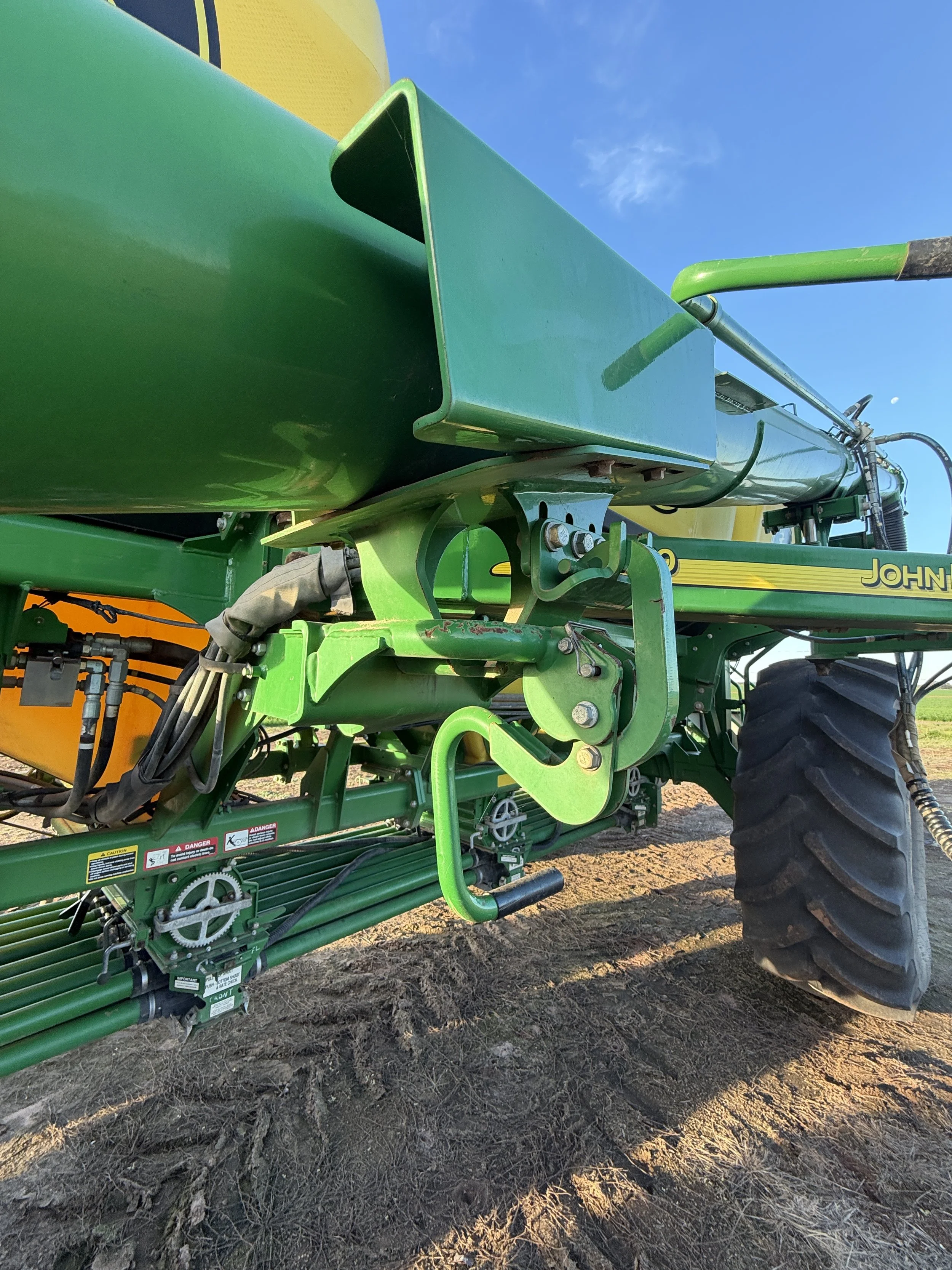 John Deere 1910 550 Bushel Air Cart image 10