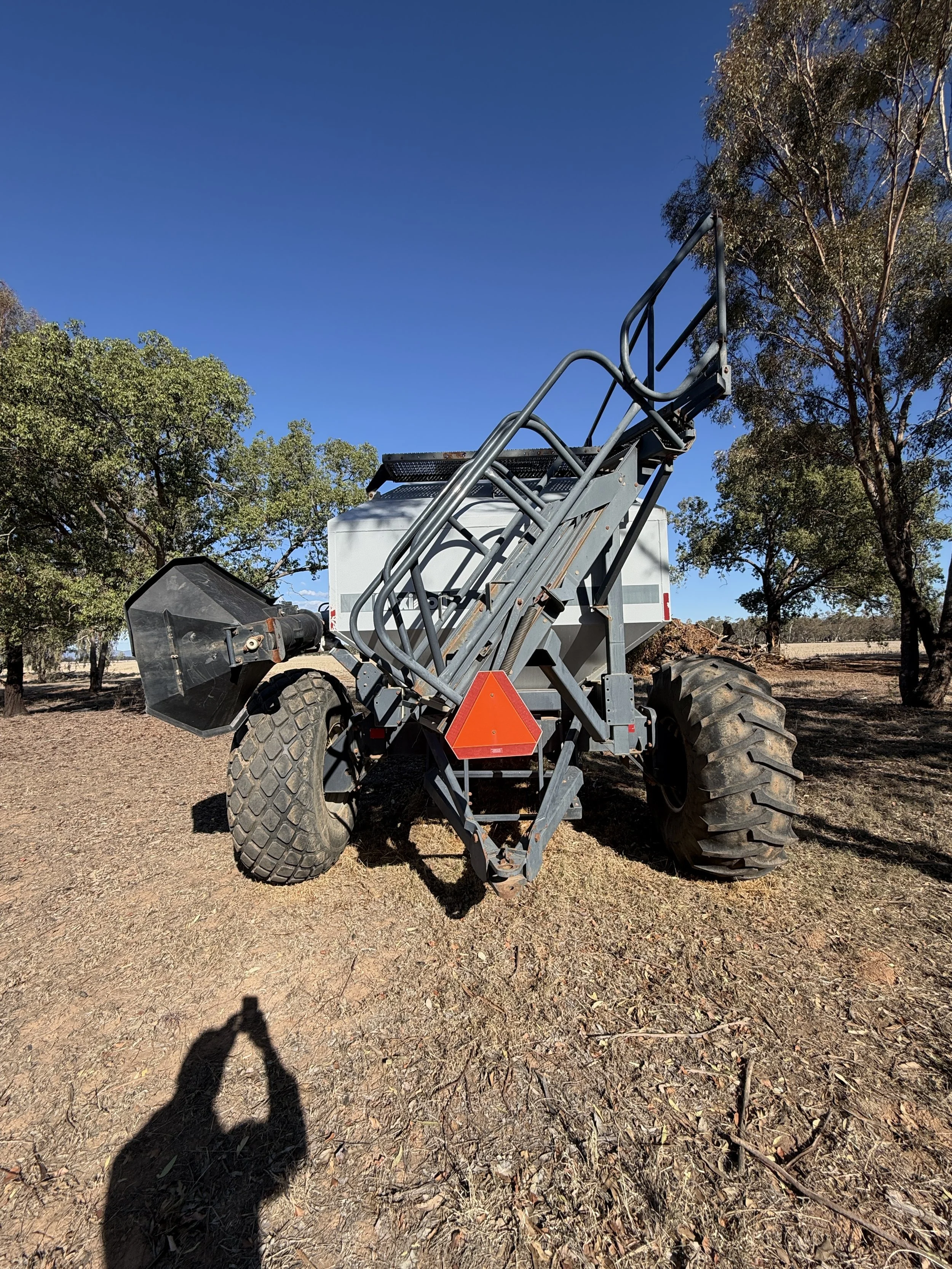 Flexicoil 2340 + Small Seeds Tow Behind Air Cart image 5