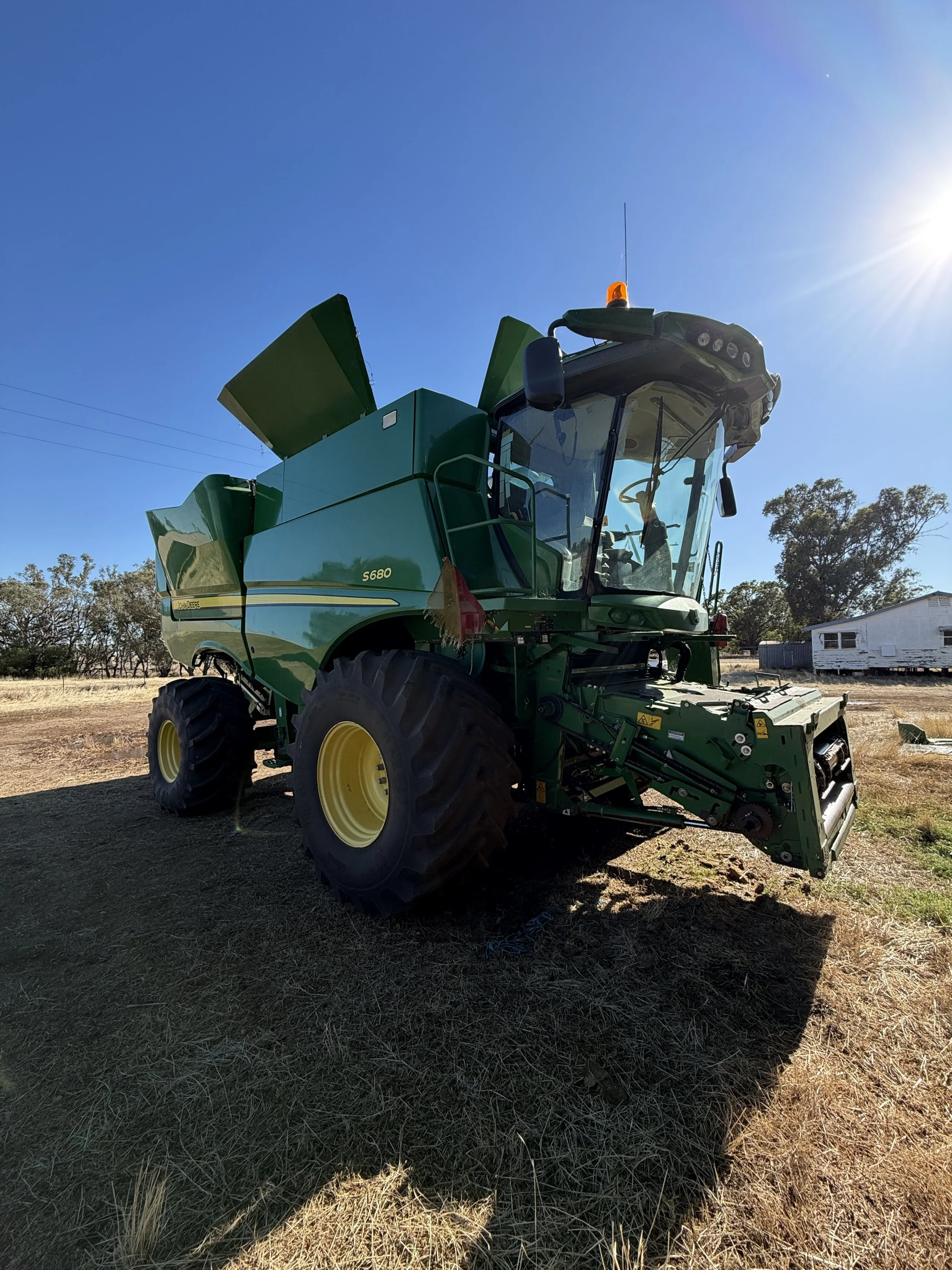 John Deere S680 Combine + 740D Front + Trailer.