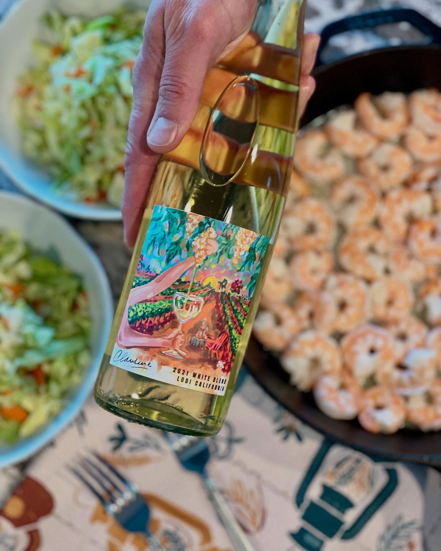 🌷Springtime in a bottle! This Albari&ntilde;o/Grenache Blanc blend is just perfect for spring sipping!

🍷🎨: @aprilhenryking 

Cheers friends!

.
.
.
.
#springtime #springwines #cheers #shopsmall #supportsmallbusiness #whitewine