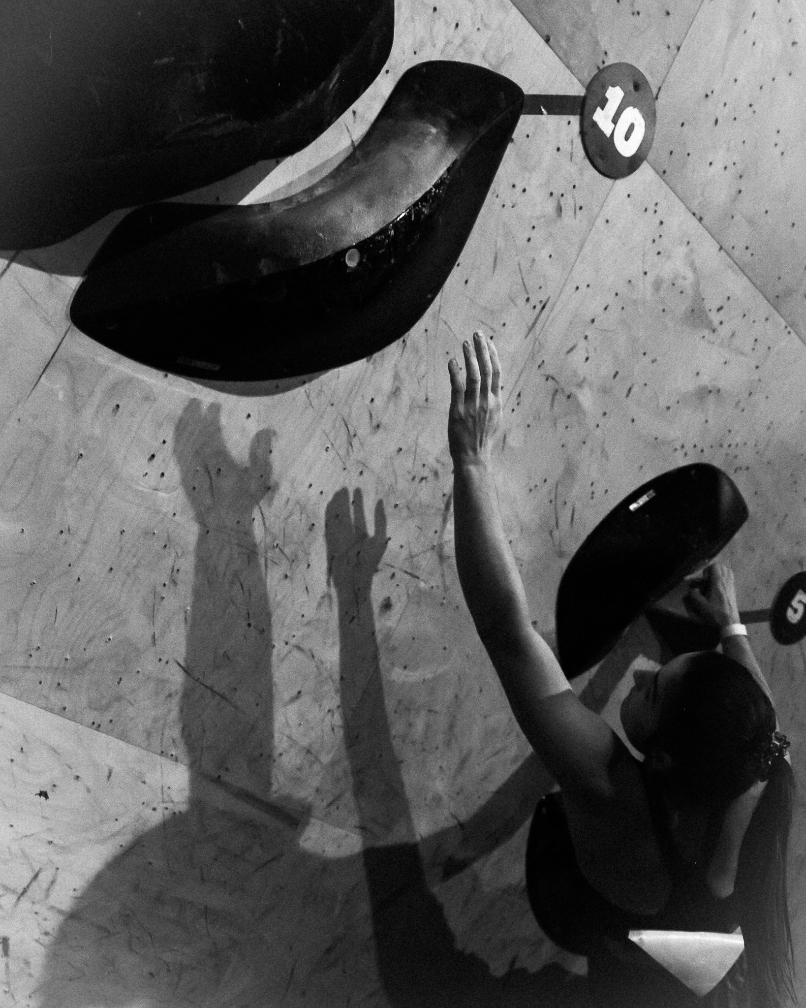 Photographie d'une athlète lors de la compétition Team Boulder Arena organisé par Climbing District.