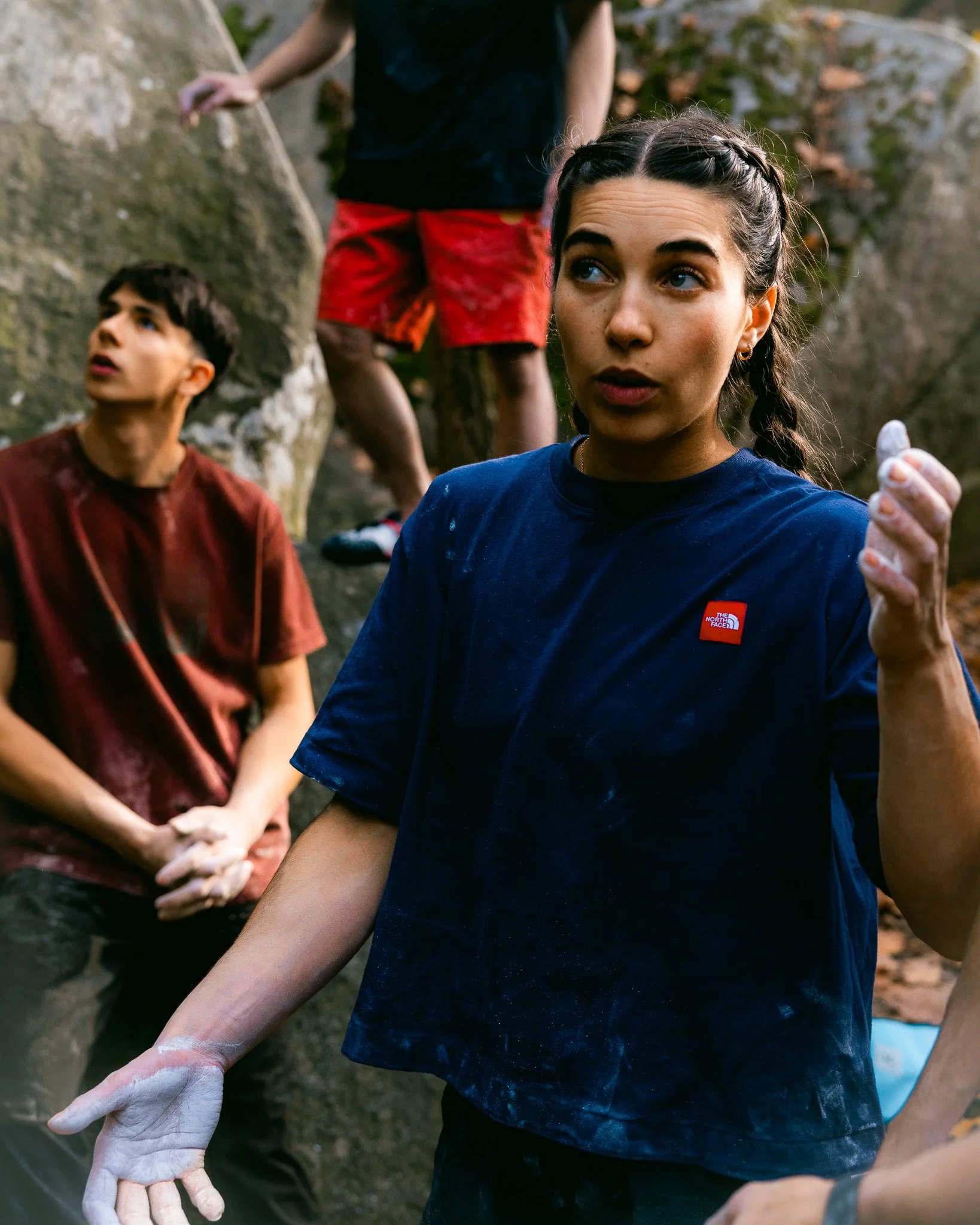 Une photographie de la grimpeuse franco-américaine Brooke Raboutou dans la forêt de Fontainebleau. Elle travaille ici un bloc de cotation élevée, la veille du contest Team Boulder Arena organisé par Climbing District.