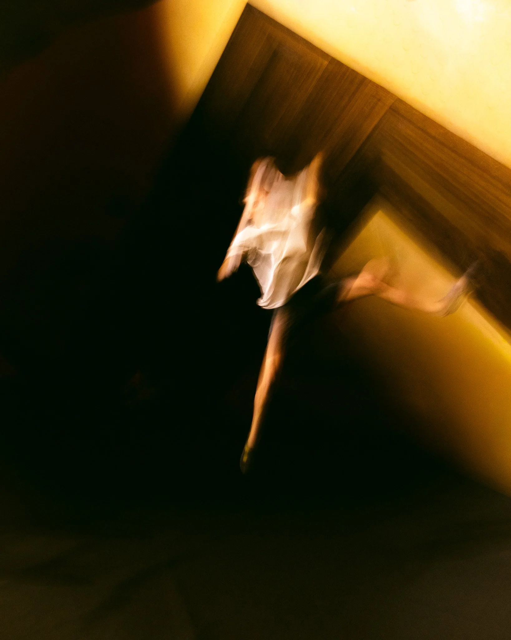 Photographie d'une athlète lors de la compétition Team Boulder Arena organisé par Climbing District. Le grimpeur est en train de chuter à travers un flou photographique.