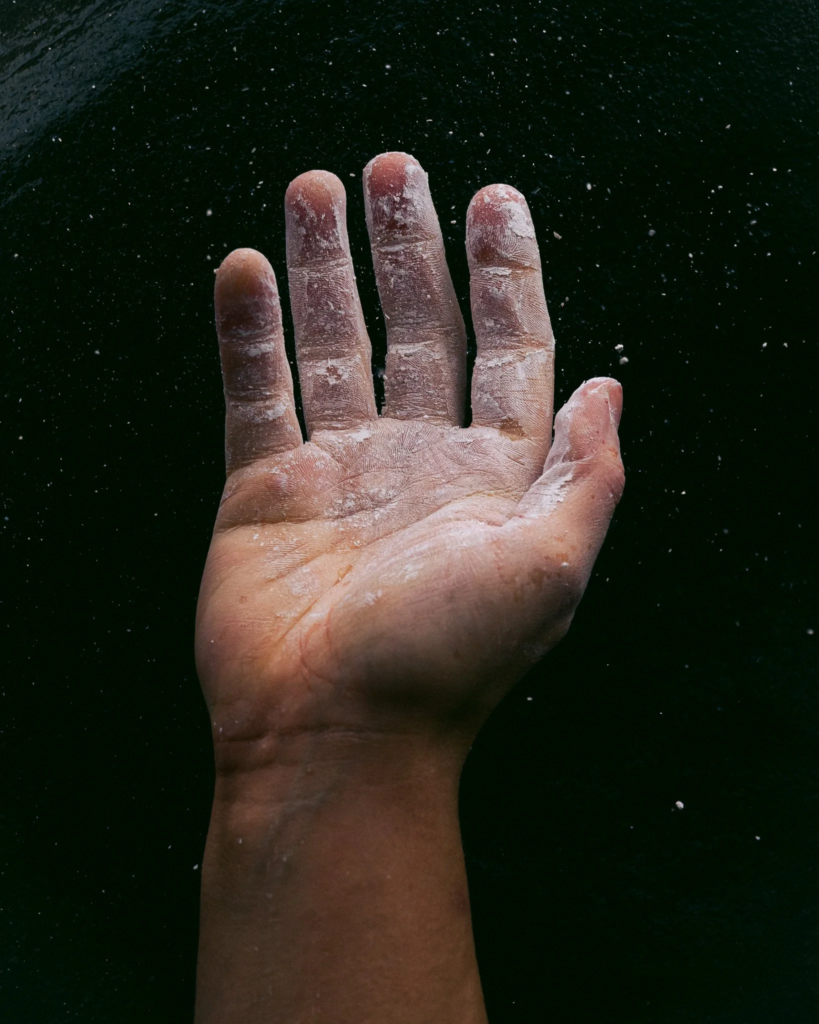 Portrait de la main d'Afraa Mohammad, une athlète réfugiée apatride originaire de Palestine et née en Syrie, à Fontainebleau. Elle compte participer aux Jeux olympiques de Los Angeles en 2028.