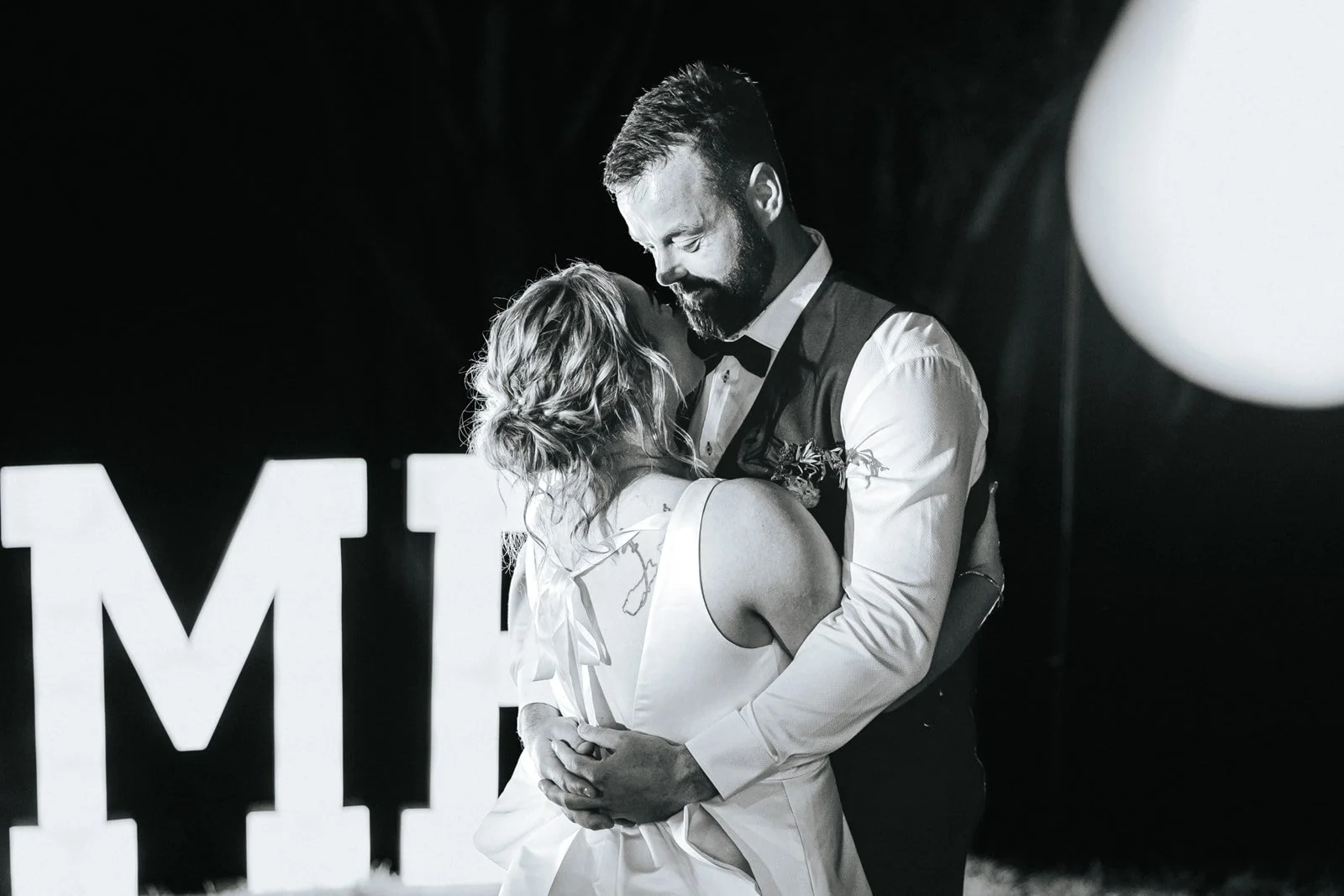 Just married. Just soaking it all in. Exactly how it 𝘴𝘩𝘰𝘶𝘭𝘥 feel. 

@georgiedaniellphotography capturing exactly that, with this gorgeous loved up couple.

At Nicholls &amp; Co., we believe your job on the day is to be present, to feel every mo