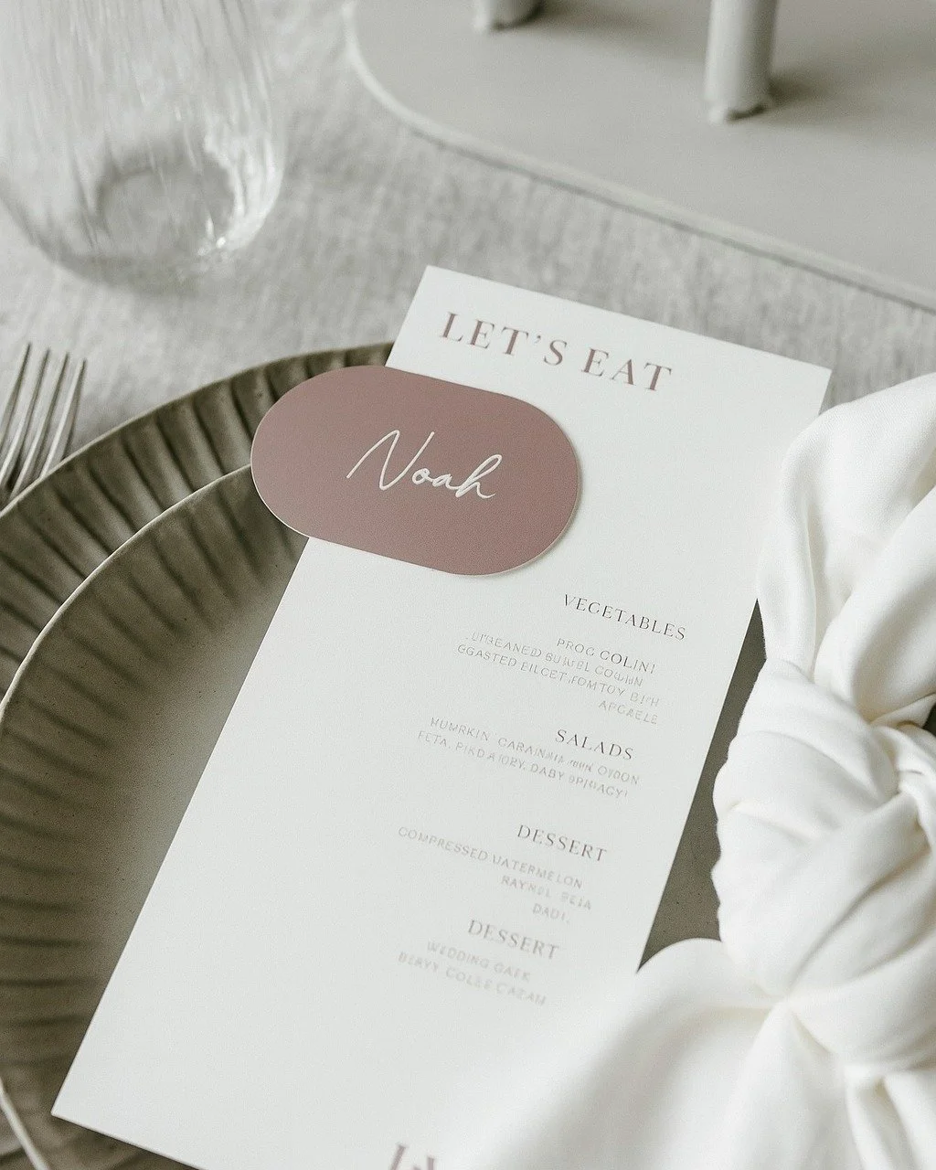 A tablescape that we are obsessed with.
Minimal, simple but totally insta worthy.
Styled by @nichollsandco.nz 
Stationery @remoteleacreative 
https://www.nichollsandco.com/
 #NichollsAndCo #weddingstyling #weddingplanning