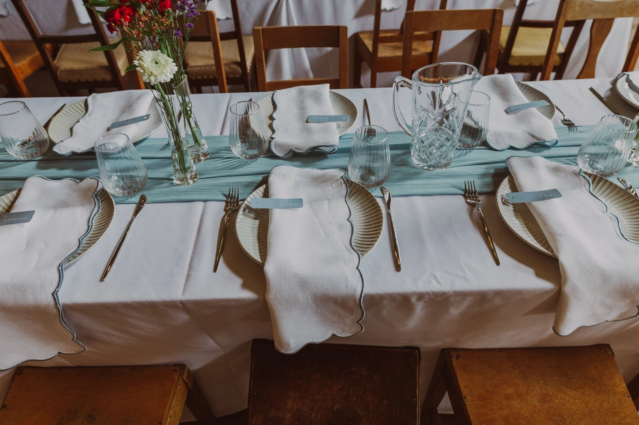 Consistency creates calm.

From the table runner to the glassware, repetition brings rhythm and rhythm makes a space feel settled before guests even arrive.

https://www.nichollsandco.com/hire

Planner @nichollsandco.nz 
Photographer @rachel_wybrow 
