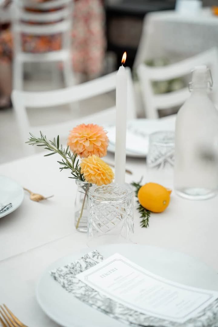 We are absolutely in love with this beautiful styling.
Our bride had such a clear vision, right down to the napkins, plates, and especially the glassware.
Simple, refined, and effortlessly elegant.

Photographer @nakitamarxphotography 
Venue Corstorp