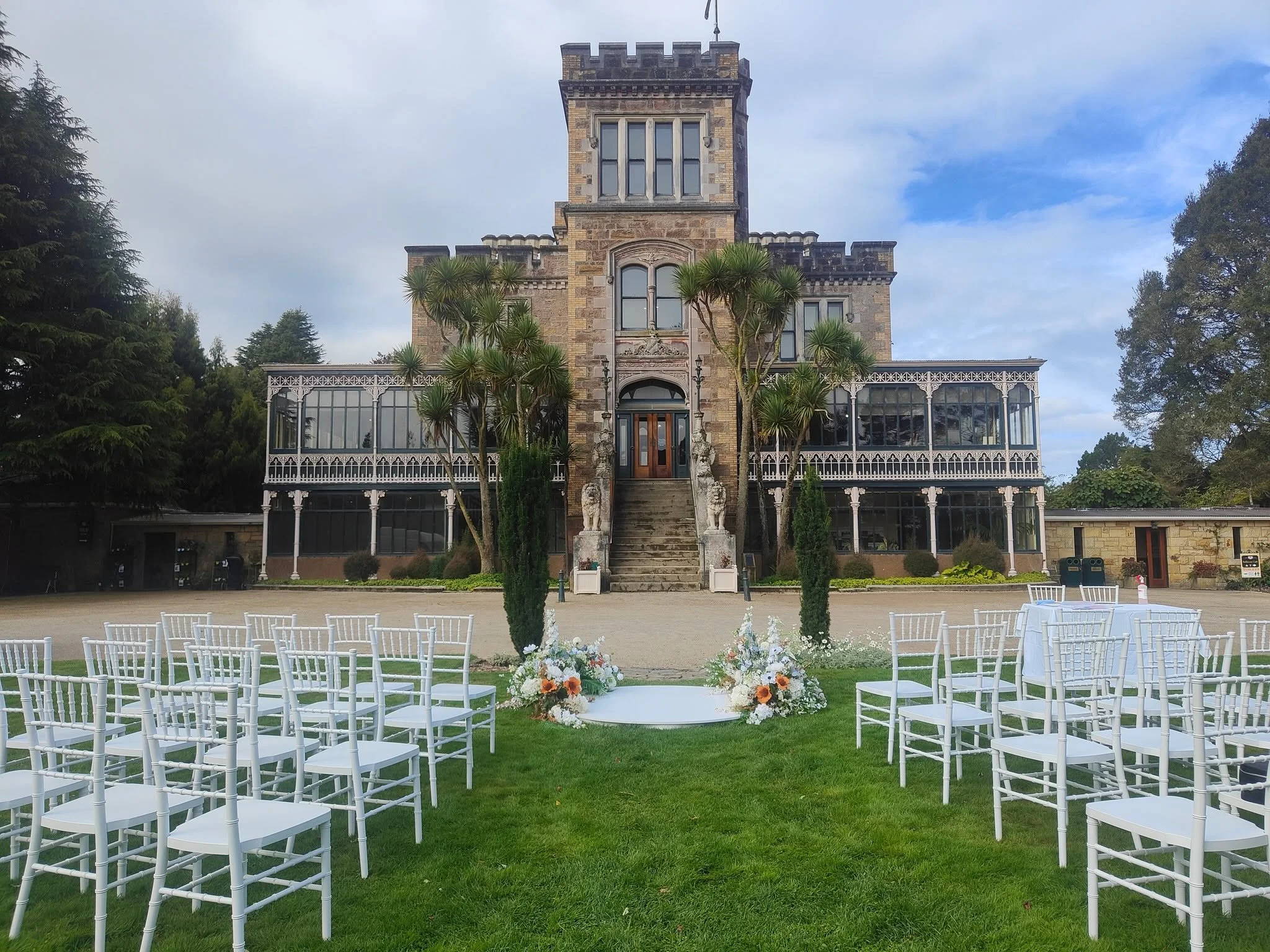A castle backdrop that speaks for itself.

We absolutely loved bringing this setup together. A timeless setting paired with thoughtful details creates something truly special.

Explore more: https://www.nichollsandco.com/

Hire @nichollsandco.nz 
Cel