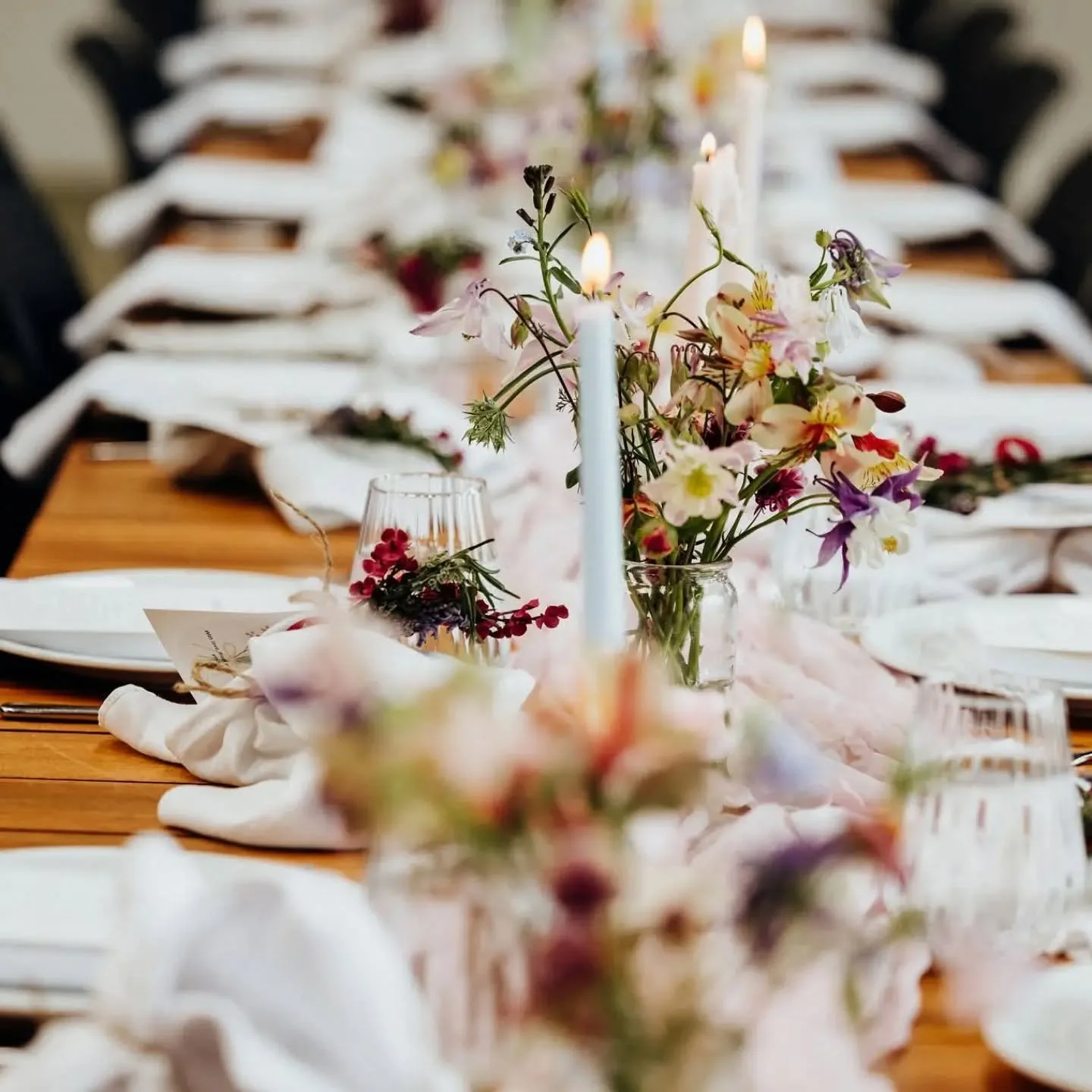 Long tables.

Candles.

Flowers everywhere.

Hard to go wrong.

www.nichollsandco.com

Planner @nichollsandco.nz
Photographer @simone_jackson_photography 
Catering @bbcatering.weddings.dunedin