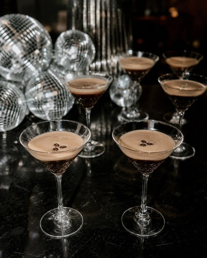 That point in the evening when everyone has settled in, the formalities are nearly done and the celebration really begins.

Good drinks, a little sparkle, plenty of laughter and two people having the absolute best time.

These images capture exactly 
