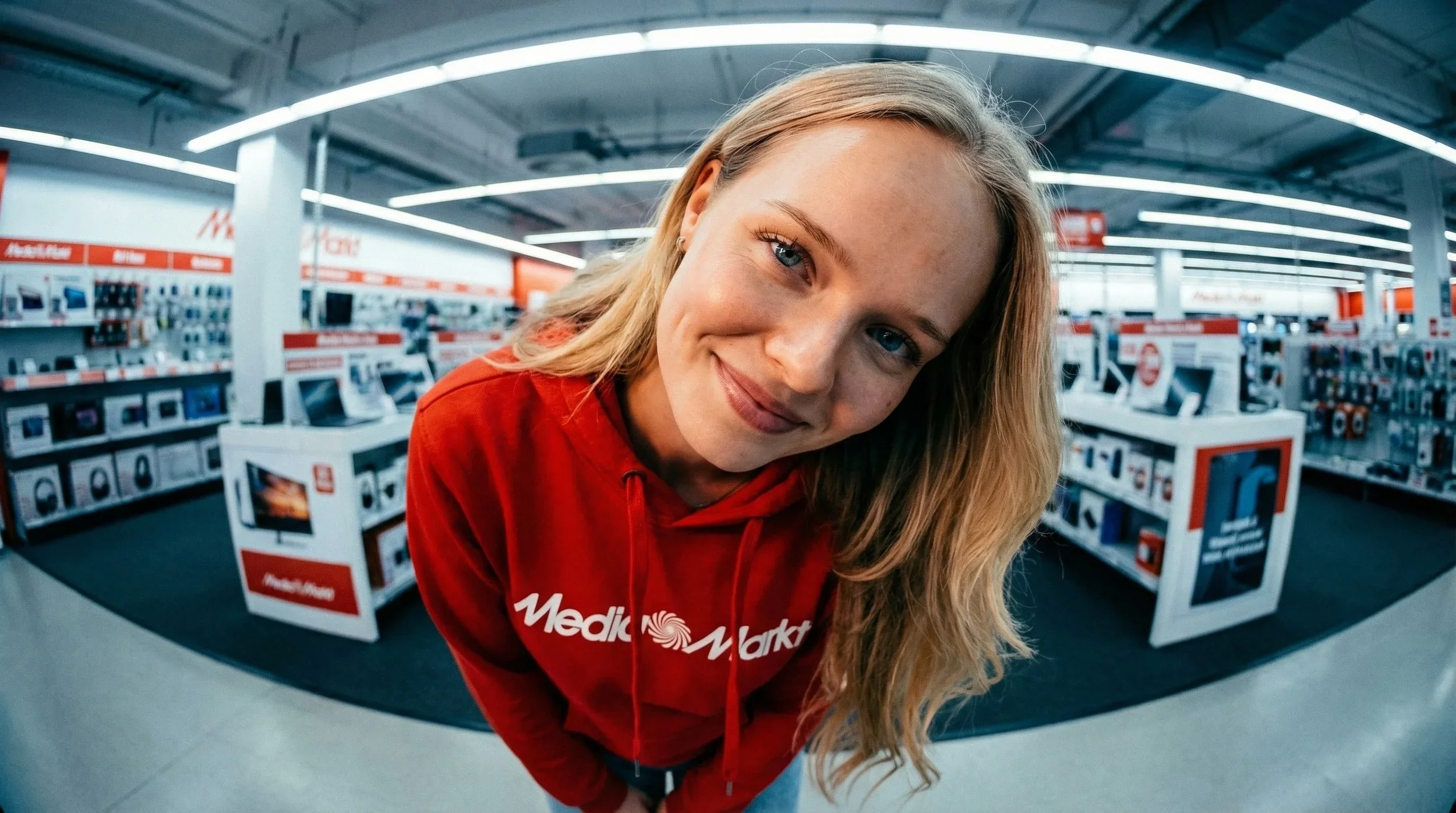 Girl in Media Markt (Kopie)