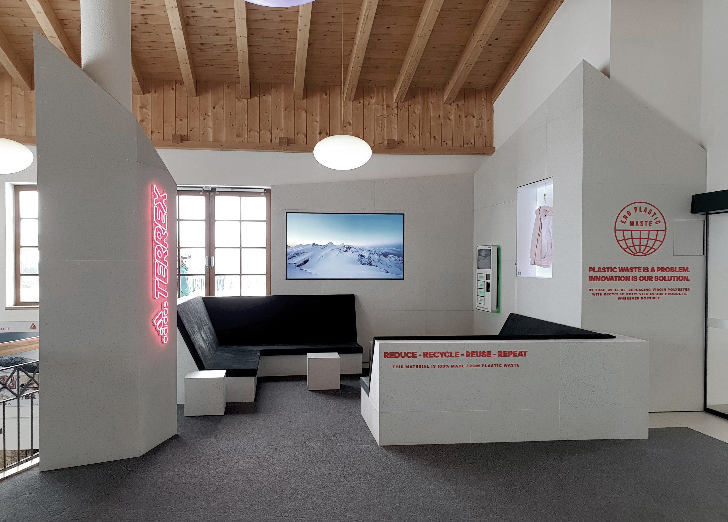 Adidas Lounge