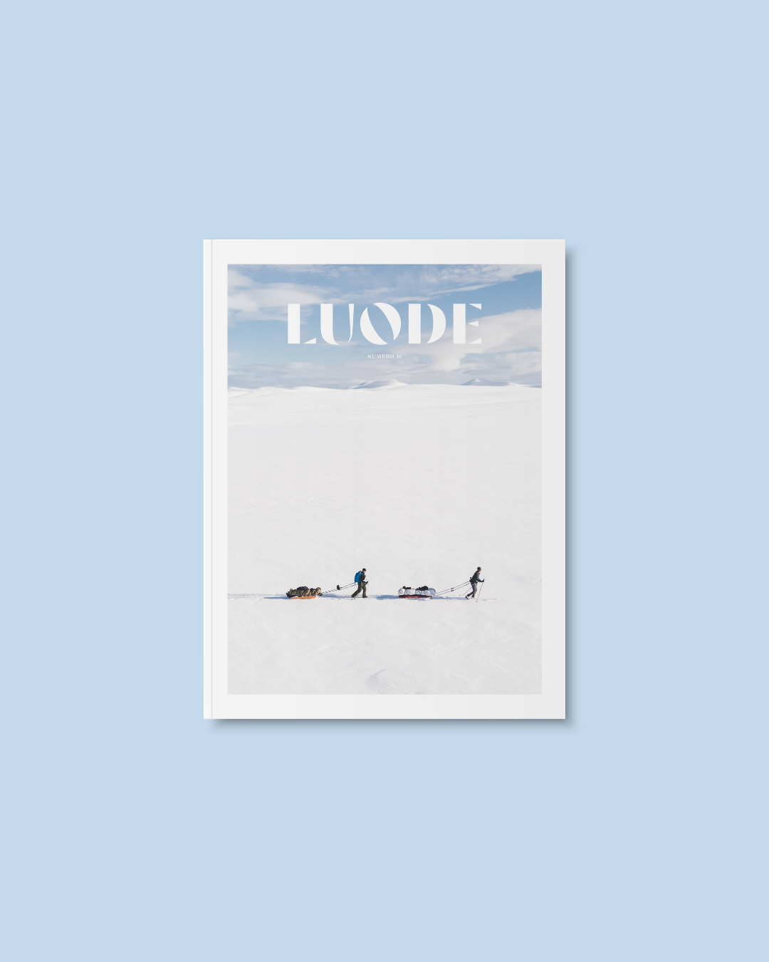 Luode-lehden kansi jossa kaksi hiihtäjää tunturissa