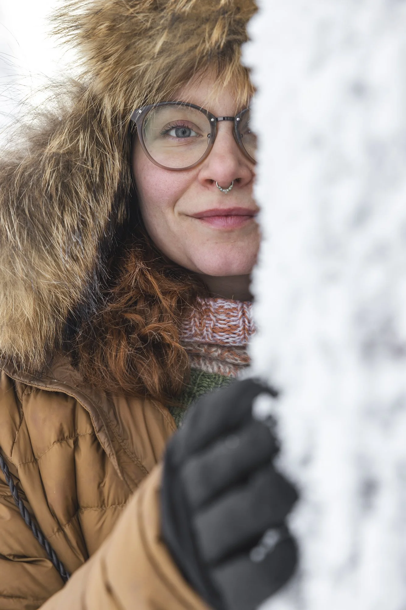 Nainen karvahattu päässä