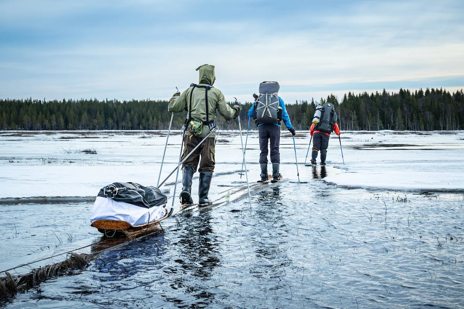 Kaksi hiihtovaeltajaa suolla