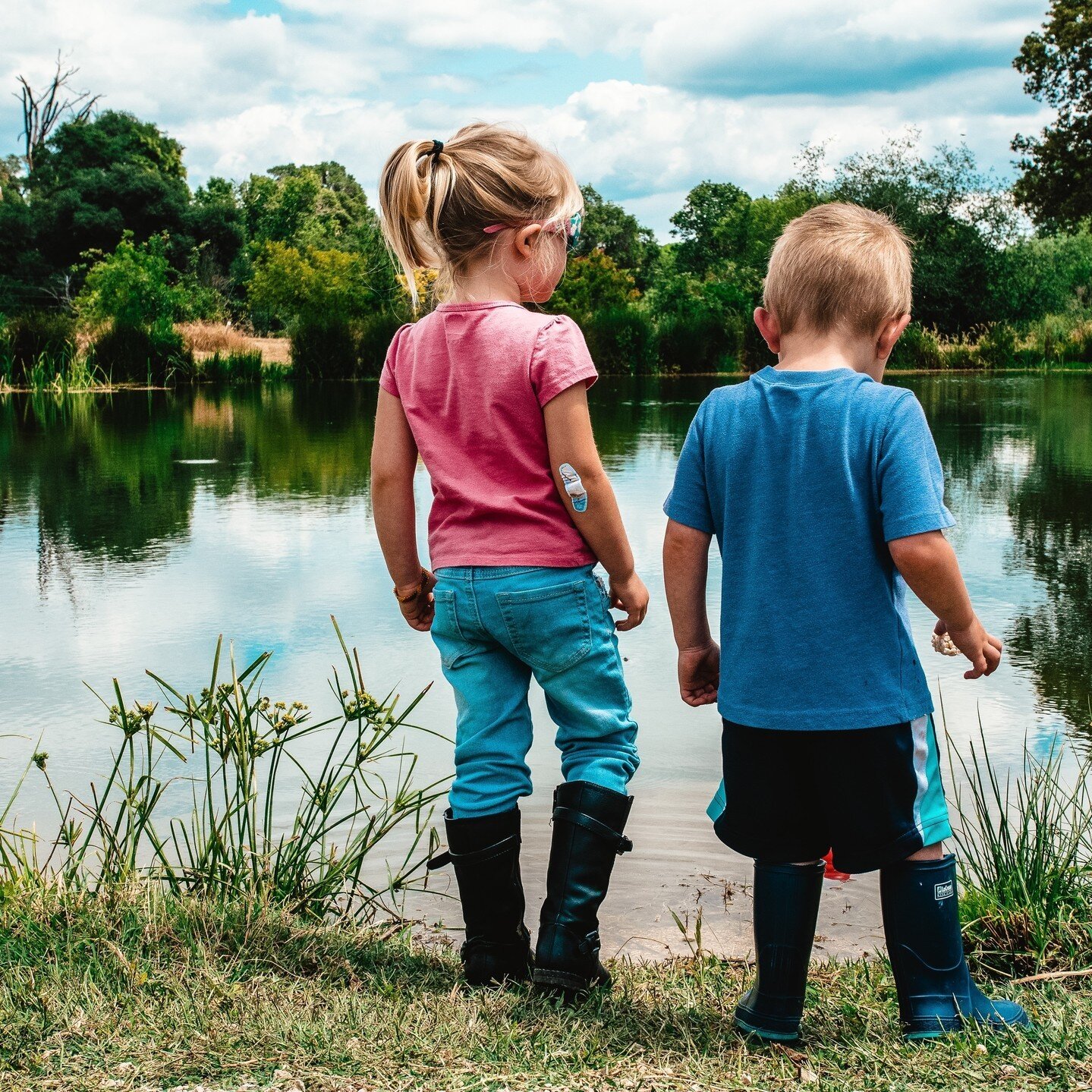 🌳👓 Embrace the Great Outdoors to Protect Your Child's Vision! 👓🌳⁠
⁠
Did you know that spending time outdoors can help slow the progression of myopia in children? 🌞 Studies have shown that natural light and engaging in outdoor activities play a v