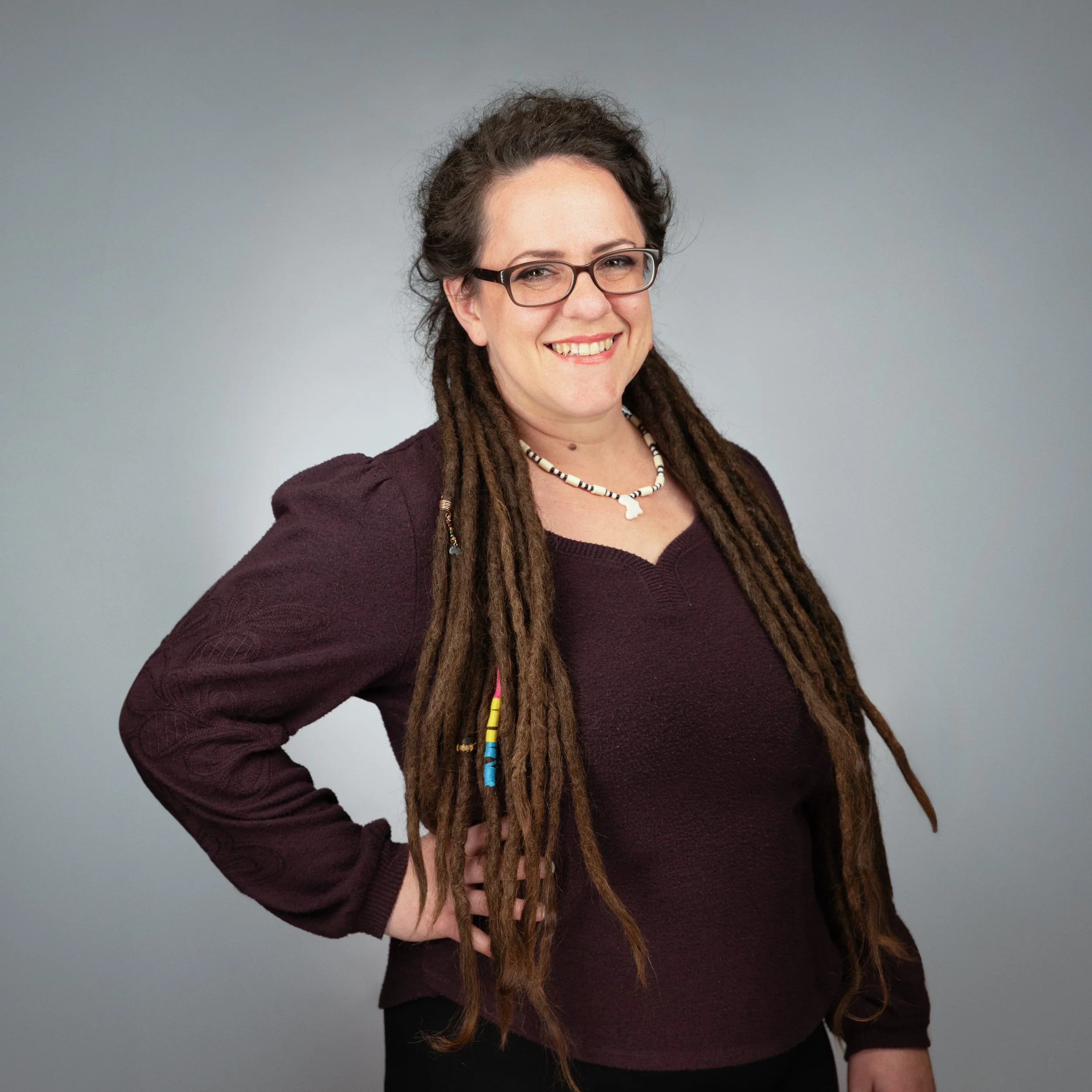 Integrative health coach smiling confidently, representing a calm and supportive approach to food sensitivities and holistic wellness.