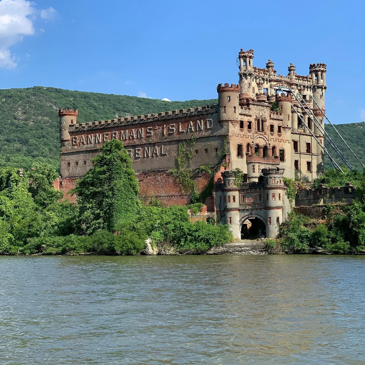 Styled Shoot at Bannerman’s Island in Partnership with Simplicity in Mind