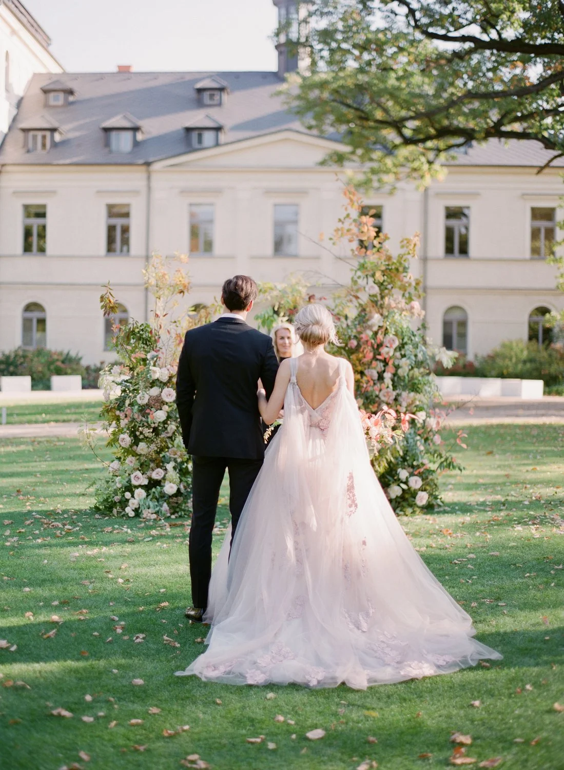 chateau mcely outdoor ceremony nikol bodnarova photography