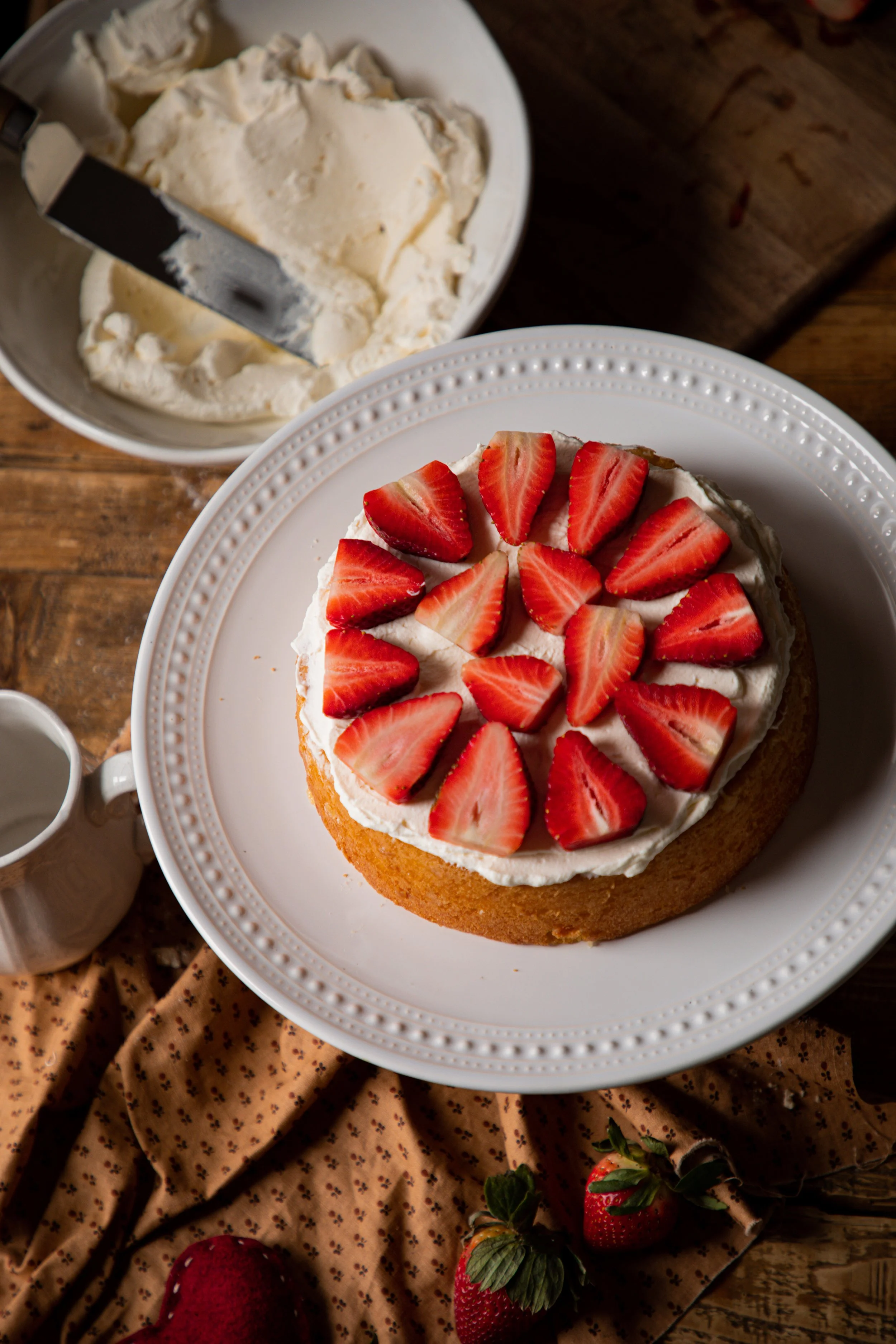 strawberry-shortcake-sponge-cake-under-a-tin-roof