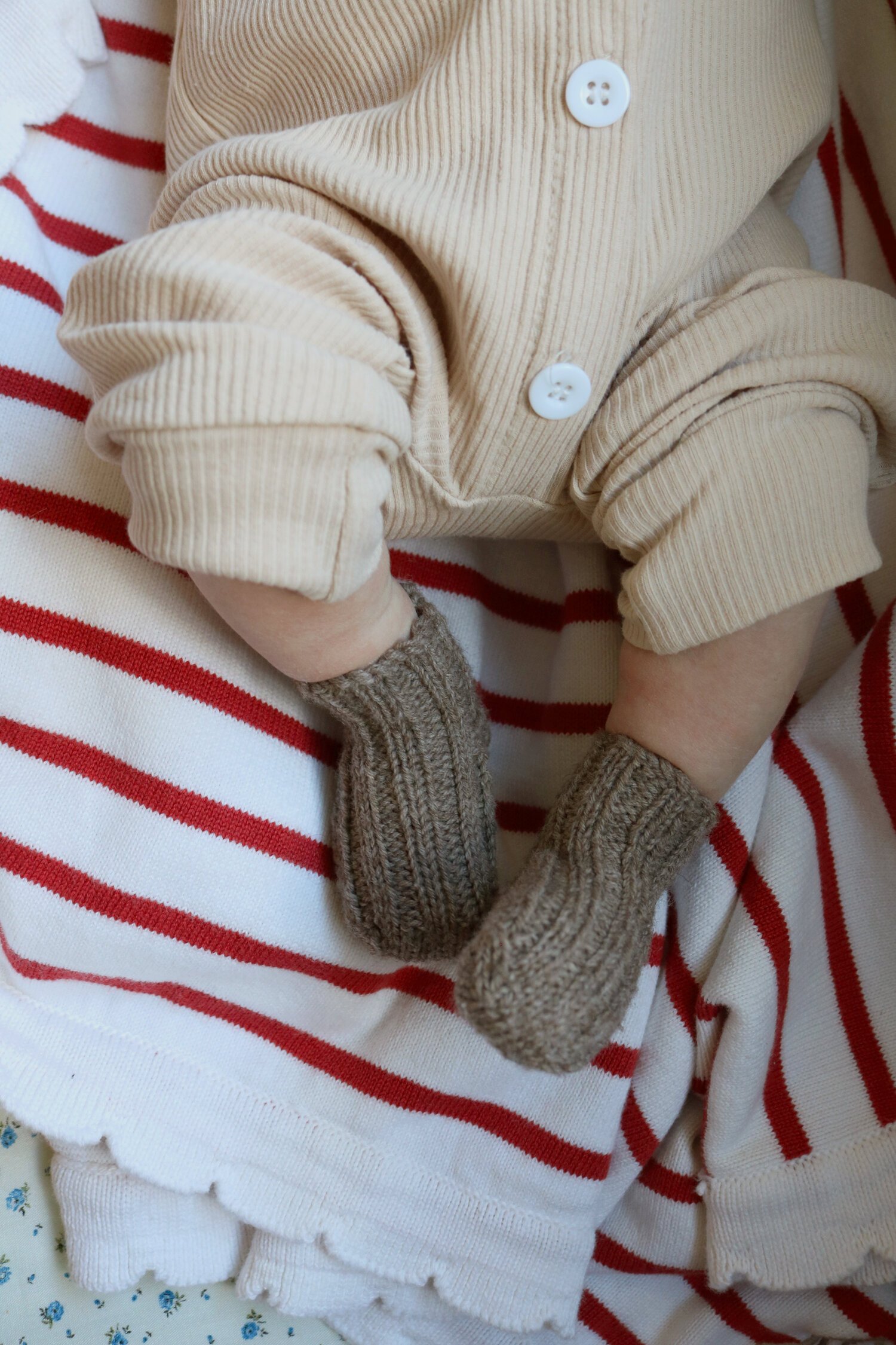 Bitty & Cozy Newborn Socks Knitting Pattern (FREE!) — Under A Tin Roof
