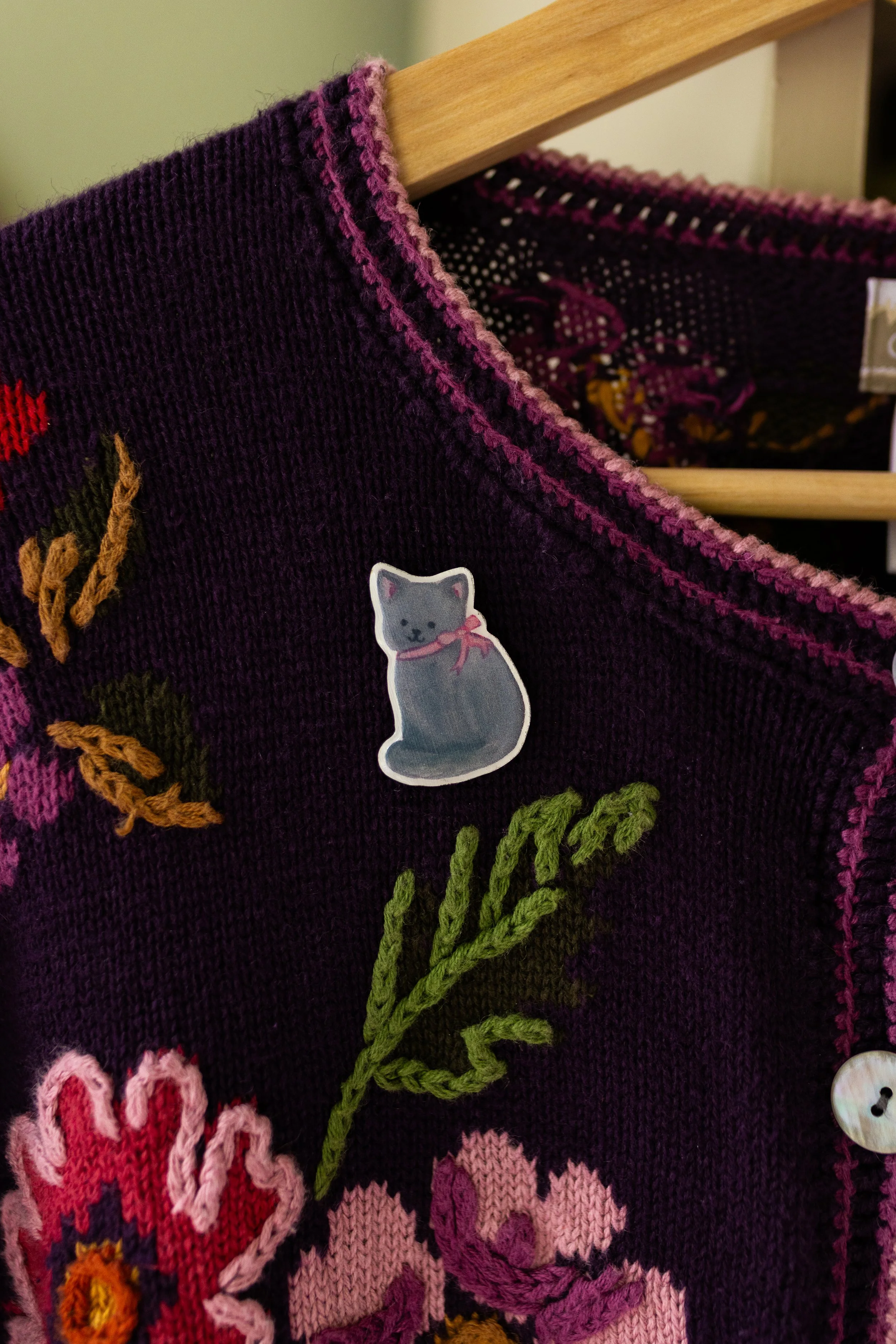 George the Garden Cat wooden pin featuring an original hand-illustrated Russian Blue cat wearing a pink bow.