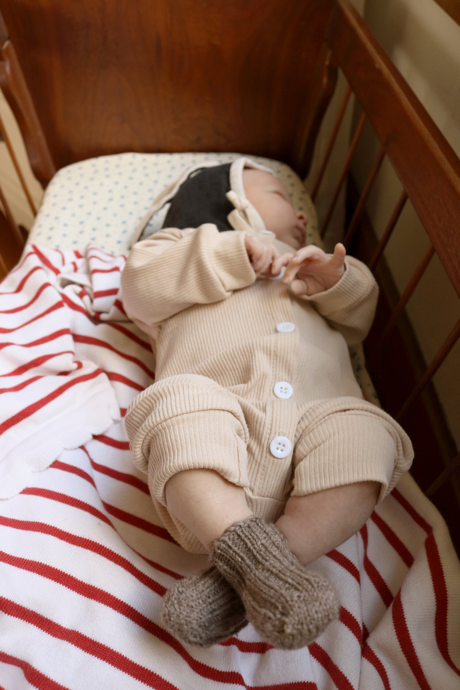 Bitty & Cozy Newborn Socks Knitting Pattern (FREE!) — Under A Tin Roof
