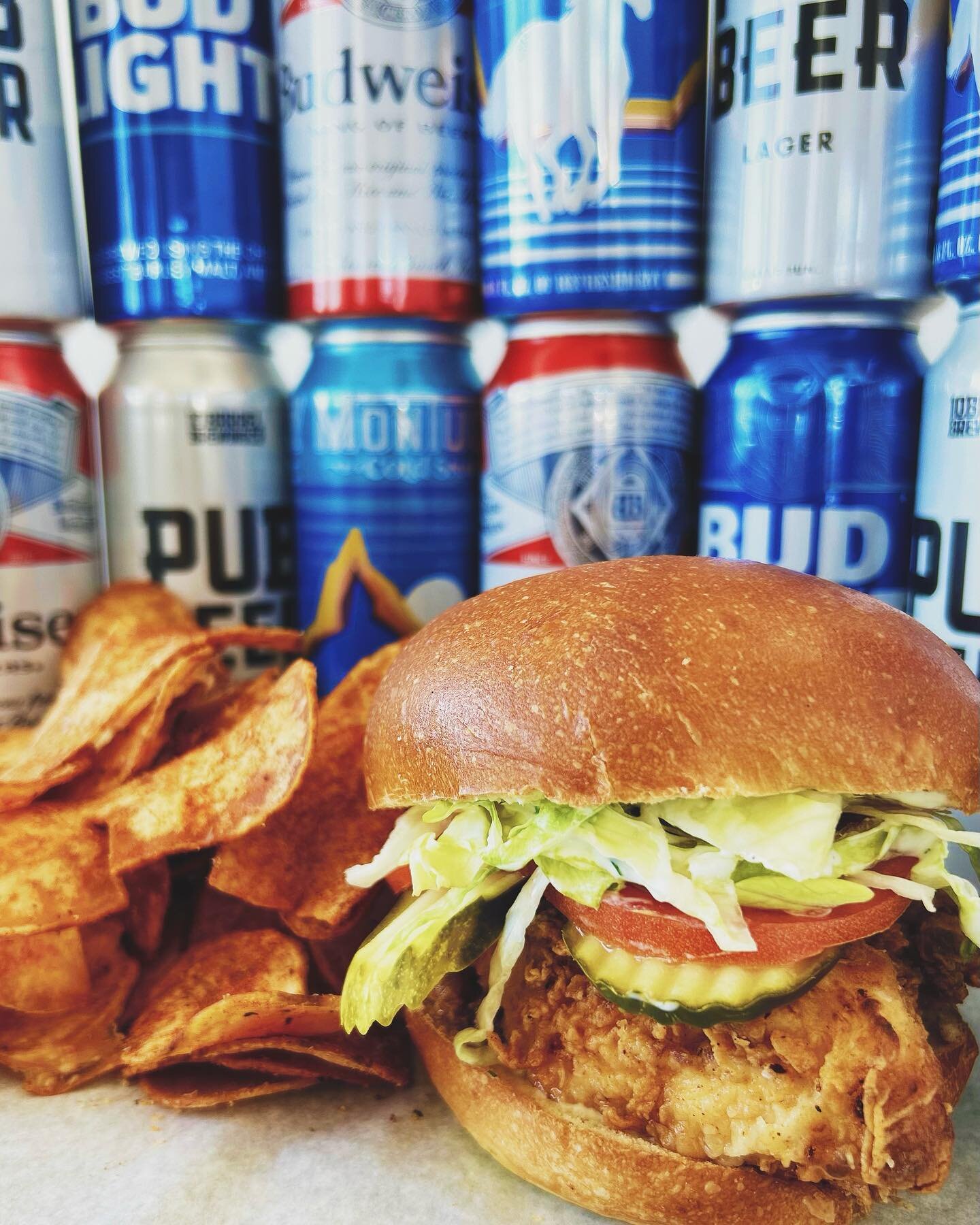 ✨DELISH ALERT✨
It&rsquo;s BACK&hellip;.our &ldquo;Almost Famous Buttermilk Fried Chicken Sandwich&rdquo; has made its way onto the Saturday specials board for the summer!!!
*Buttermilk Brined Fried Chicken
*Homemade Ranch
*Pickles
*Lettuce
*Tomato
*T