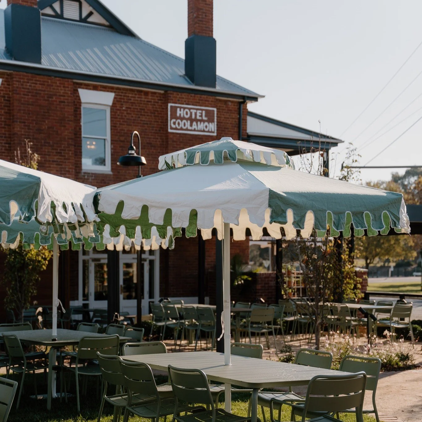 Instagram:
🌿🍻 Fresh air, good company 🍻🌿
The beer garden at the new @coolamonhotel is designed as a green, open, and relaxed space &mdash; perfect for long afternoons, family catch-ups, and community gatherings.
Photos by @_stephaniehunter 

#Lan