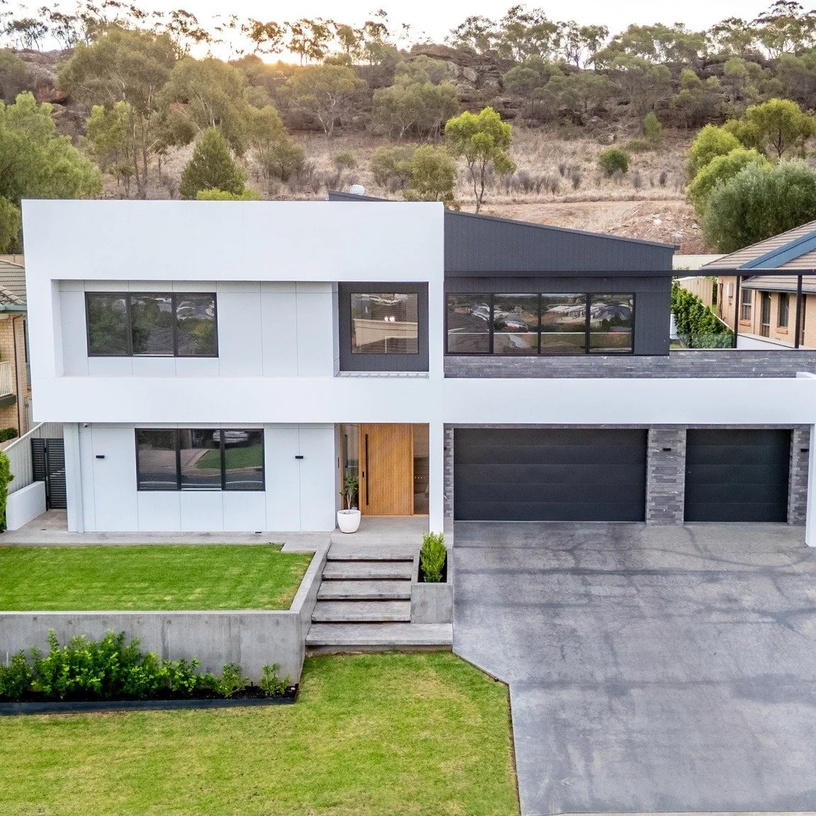 Perched on a steep site in the heart of Griffith, this contemporary two-storey home embraces its terrain through simple forms and refined detailing. A huge thank you to @r_colpo_builders, whose craftsmanship and collaboration helped bring this vision