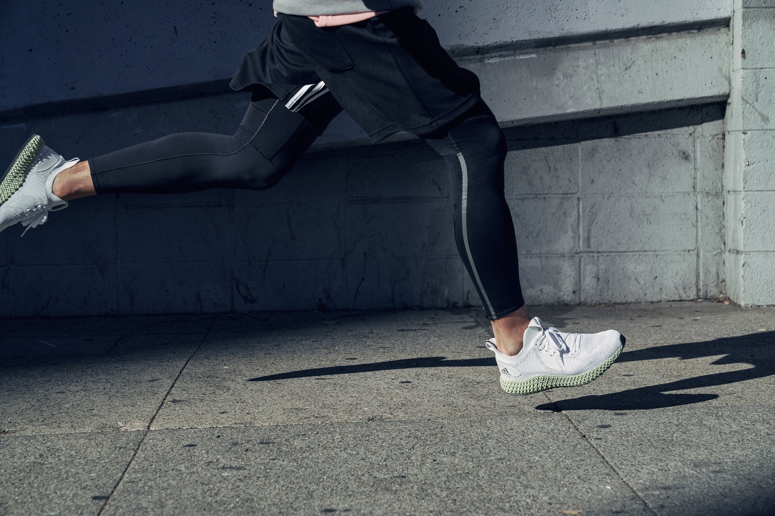 H22344_FW19_AlphaEdge4D_white_halfbody_action_2335.jpg