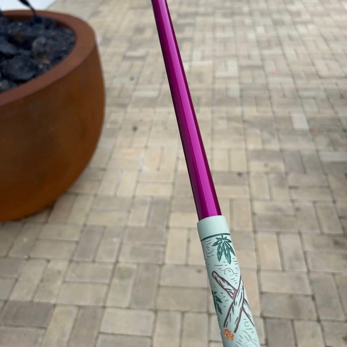 🃏 

Match made in Gotham heaven.

Looking back on some of the slickest custom combo&rsquo;s we&rsquo;ve done. This @taylormadegolf wood shaft is wrapped in Fierce Fuchsia @bombgolf_store, with the @ripitgrips Mary Jane. 

Club owner: @harryjwclement