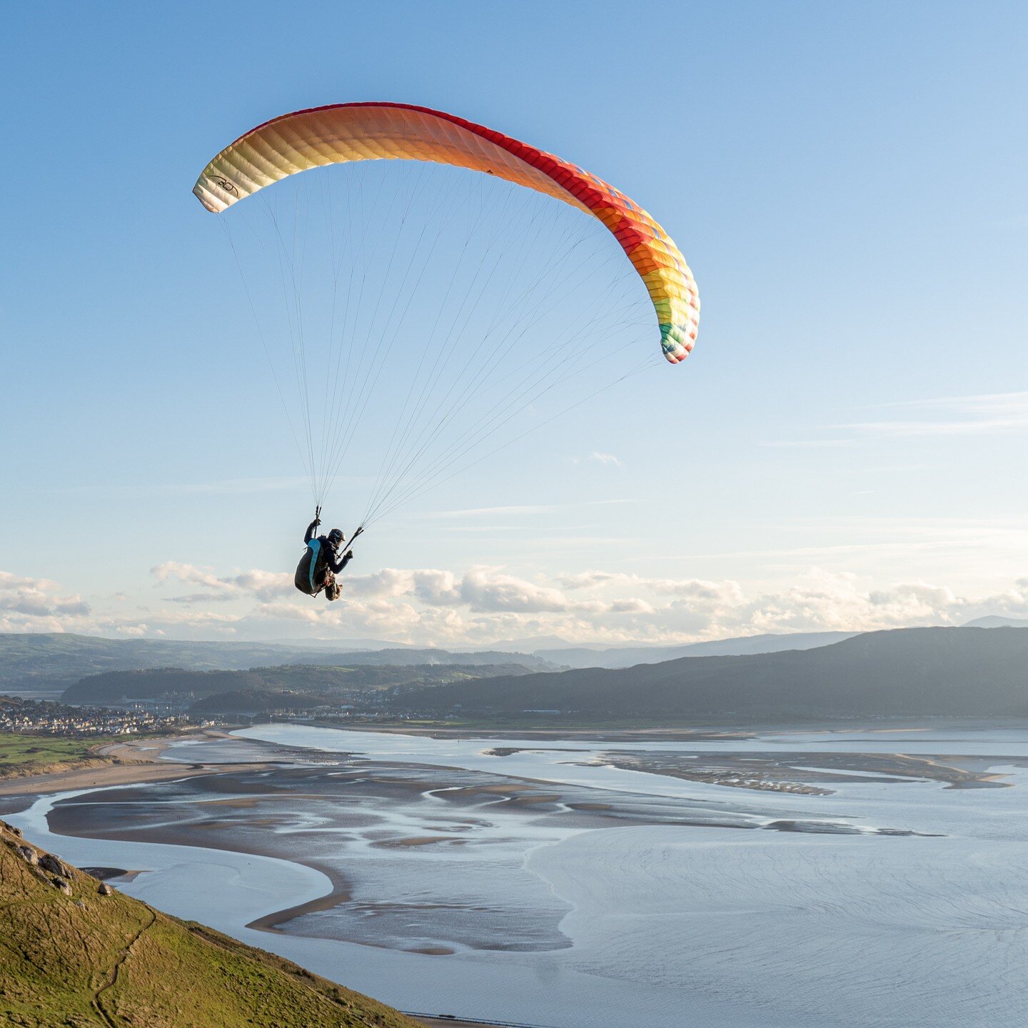 Paragliding off the side of The Great Orme, Llandudno on new year's day. Conwy castle is directly below him in the far distance.
-
-
-
-
-
-
-
#northwales 
#northwalestagram 
#northwalescoast 
#northwalesinstagram 
#paragliding 
#paraglider 
#conwyes