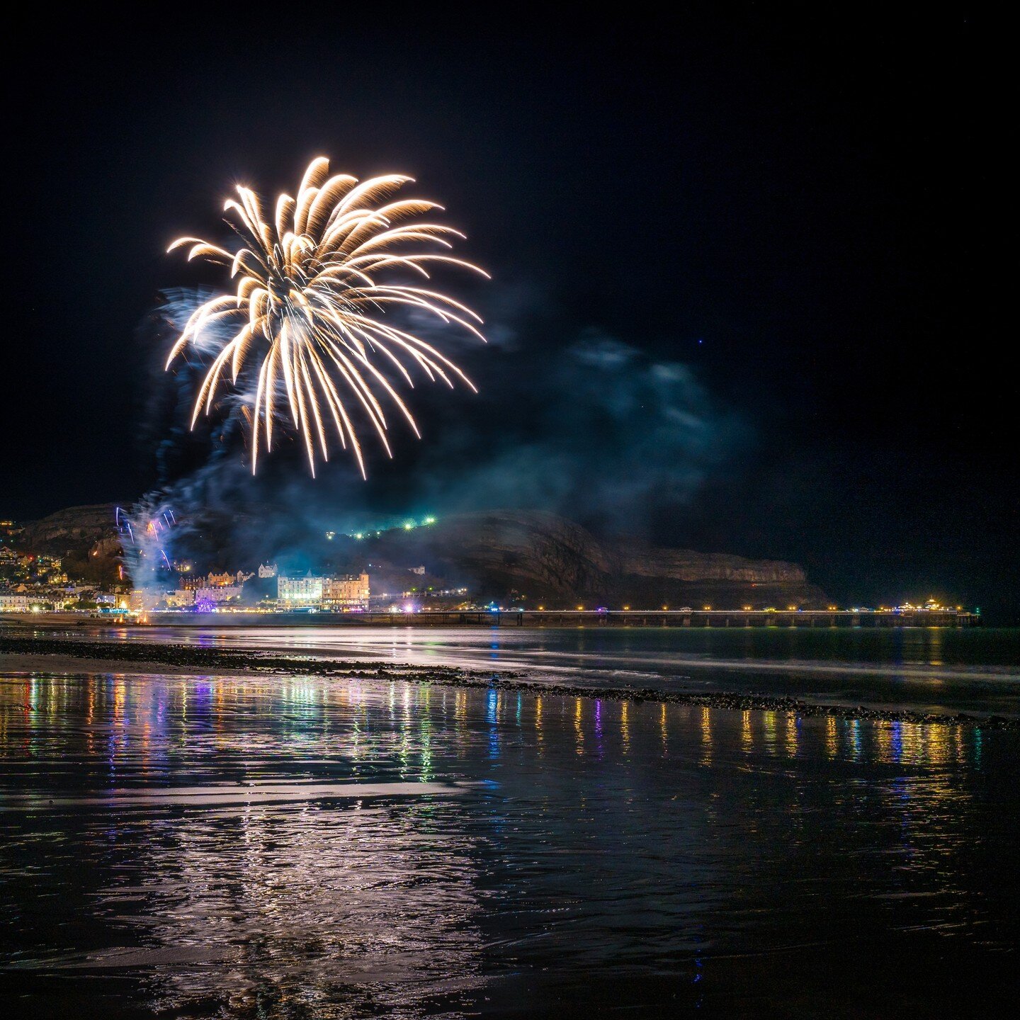 A magnificent firework display once again this year on Llandudno promenade!
-
-
-
-
-
-
-
#fireworks 
#northwales 
#northwalestagram 
#northwalescoast 
#northwalesinstagram 
#llandudno 
#llandudnobeach 
#llandudnopier 
#sonya7iii 
#tamron2875 
#firew