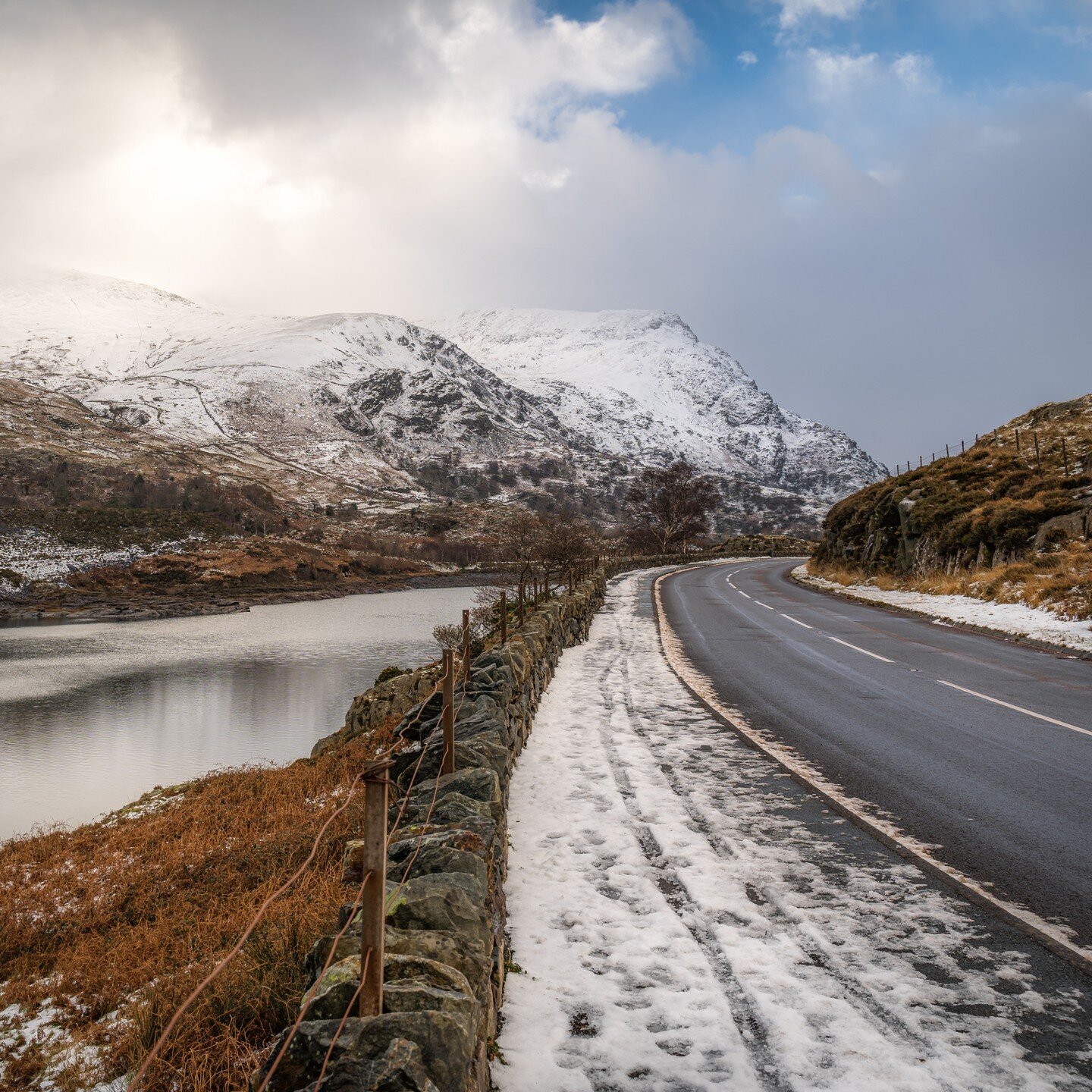 A drive through Snowdonia before today's rain came.
-
-
-
-
#snowdonia 
#snowdonianationalpark 
#snowdoniagram 
#northwales 
#northwalestagram 
#northwalesinstagram 
#snow 
#mountainscape 
#winter 
#sonya7iii 
#tamron2875 
#landscapephotography