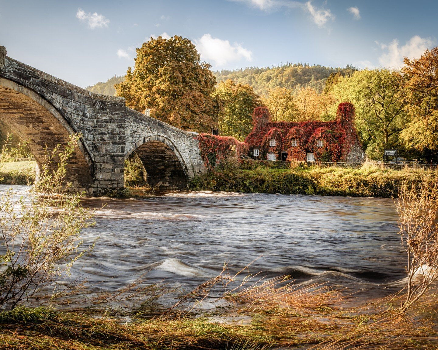 Lovely morning sunshine on this iconic scene this morning at Tu Hwnt i&rsquo;r Bont, Llanrwst, in the Conwy Valley
-
-
-
-
-
#tuhwntirbont 
#llanwrst 
#llanrwst 
#northwales 
#northwalestagram 
#northwalesinstagram 
#northwalesphotography 
#sonya7iii