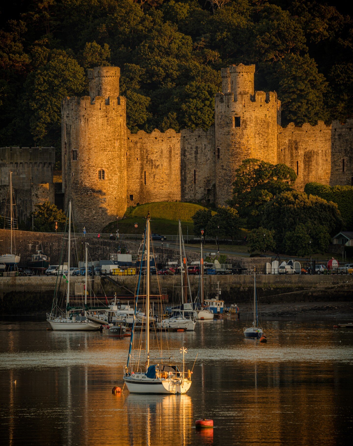 Last rays of the day shining on Conwy castle this evening.
-
-
-
-
-
-
#northwales 
#northwalestagram 
#northwalescoast 
#northwalesinstagram 
#conwy 
#conwycastle 
#yachts 
#goldenhour 
#sonya7iii 
#tamron150500