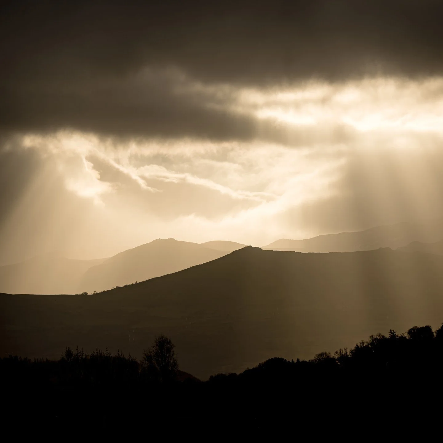 &quot;One shadow in a brightly lit room goes unnoticed, but shine a ray of light into even the darkest corner and everything changes.&quot;

Day 330 - Conwy mountain range

#northwales #northwalescoast #northwalescoastalpath #northwalescoastline #nor