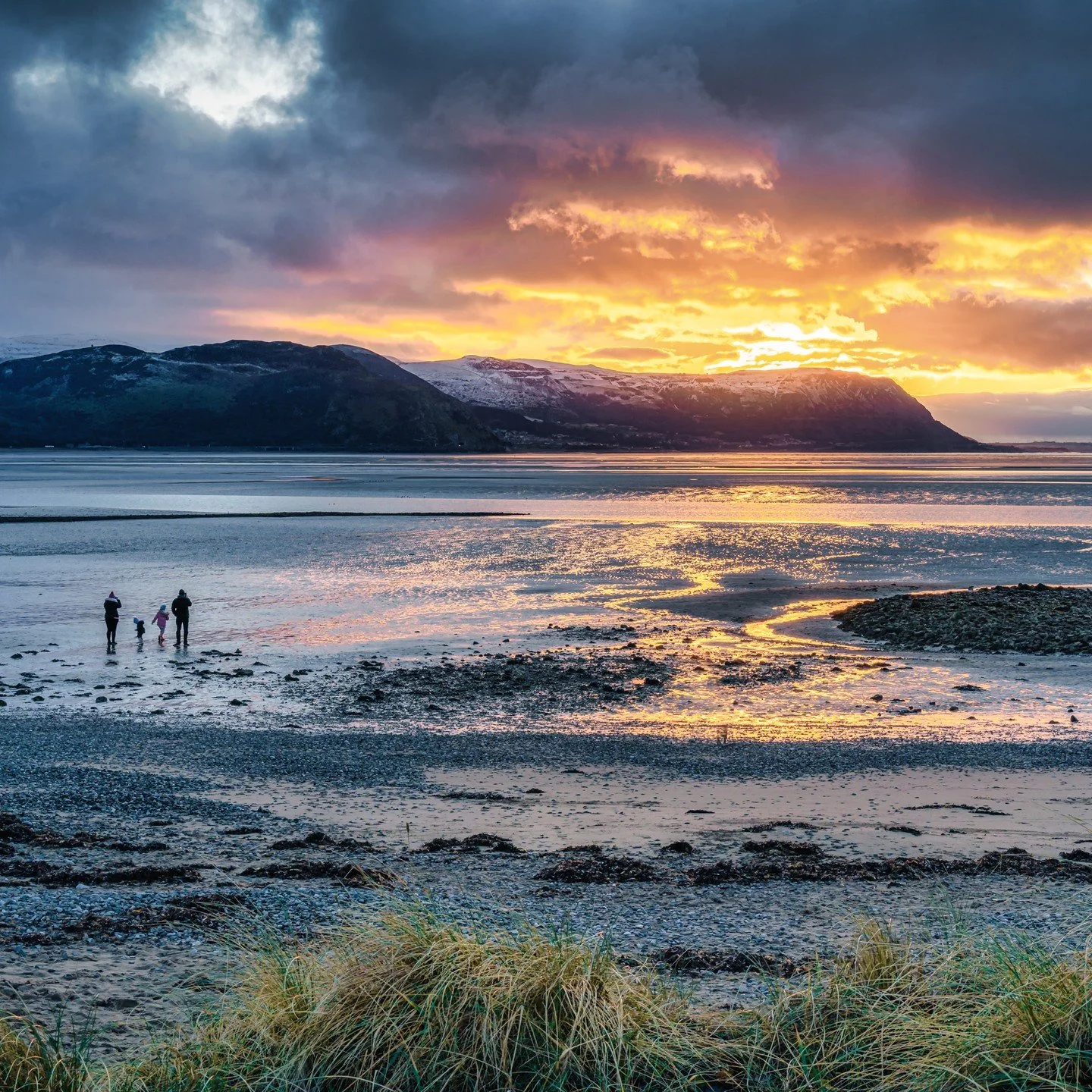 &quot;What fire could ever equal the sunshine of a winter's day?&quot; - Henry David Thoreau

Day 331 - View from the west shore, Llandudno

#northwales #northwalescoast #northwalescoastline #northwalesphotography #sunsetphotography #snow #winterbeac